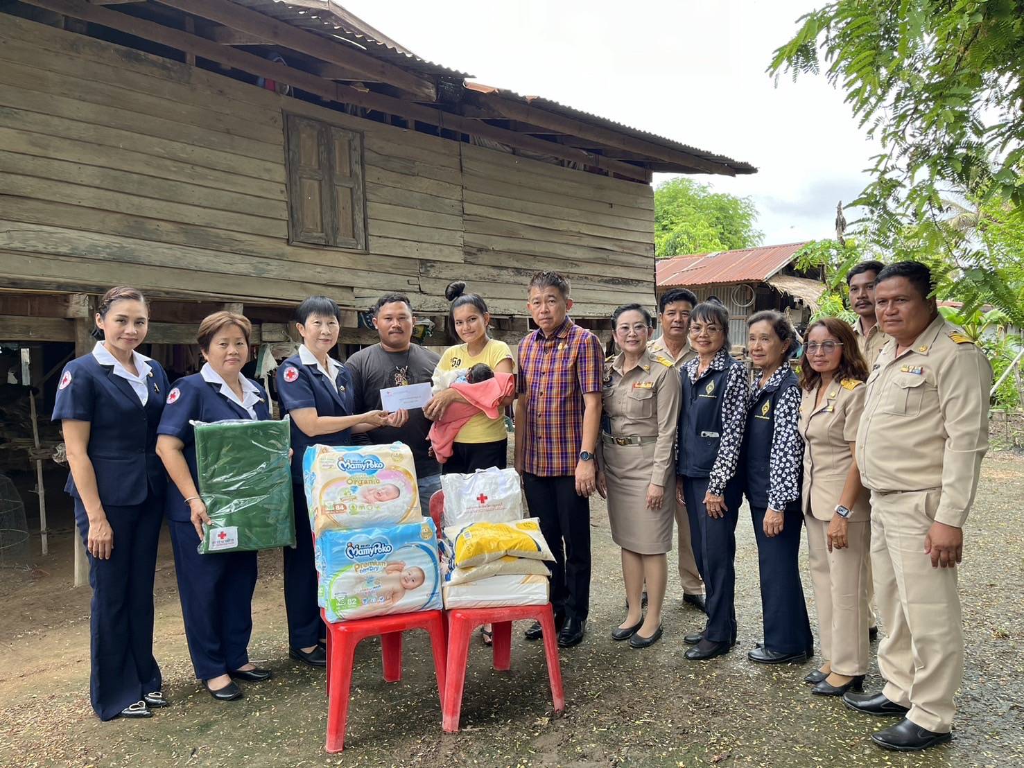 รองผู้ว่าราชการจังหวัดกาญจนบุรี ชื่นชมการขับเคลื่อนการดำเนินงาน การพัฒนาชุมชนในพื้นที่อำเภอห้วยกระเจา พร้อมเดินหน้าผลักดันส่งเสริม แบบผ้าลายพระราชทาน “ผ้าลายสิริวชิราภรณ์” ยกระดับคุณภาพชีวิตที่ดีทุกช่วงวัย