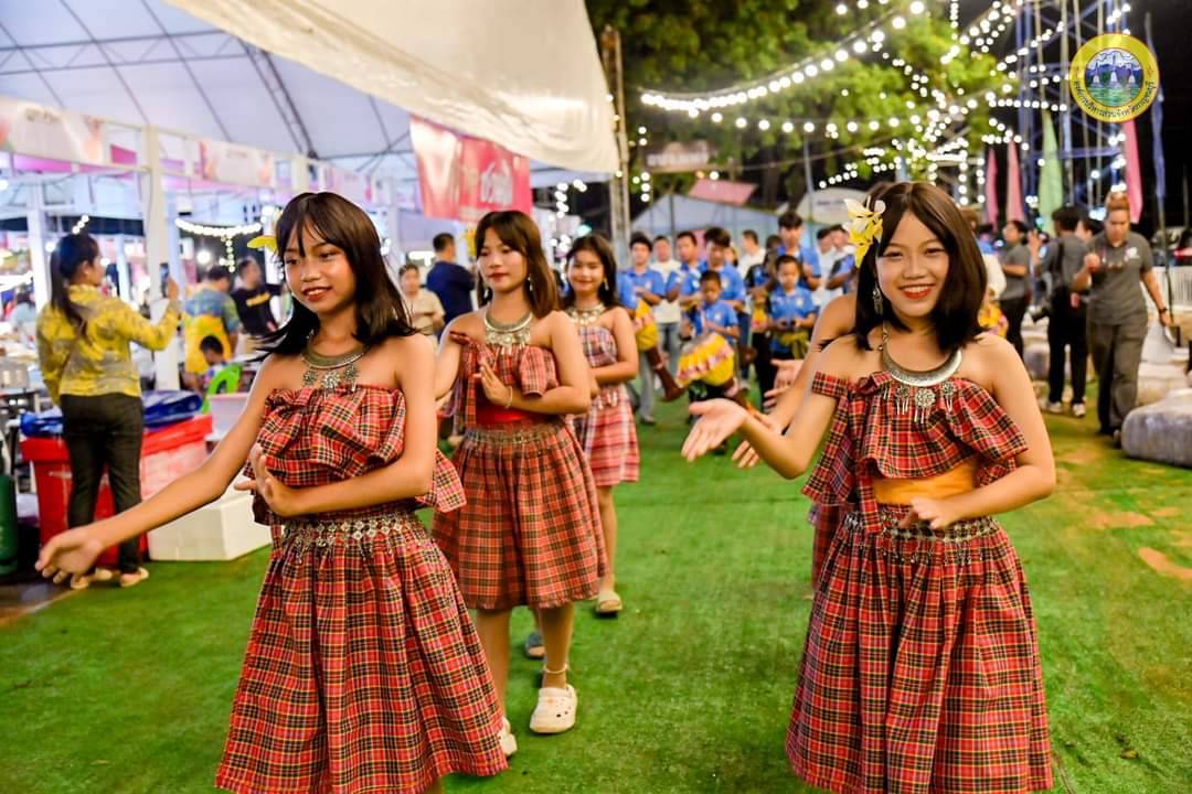 พช.กาญจนบุรี พร้อมเครือข่าย OTOP จังหวัดกาญจนบุรี ร่วมงานมหกรรม OTOP SMEs มรดกภูมิปัญญา สินค้าชุมชน จังหวัดกาญจนบุรี ประจำปี 2567