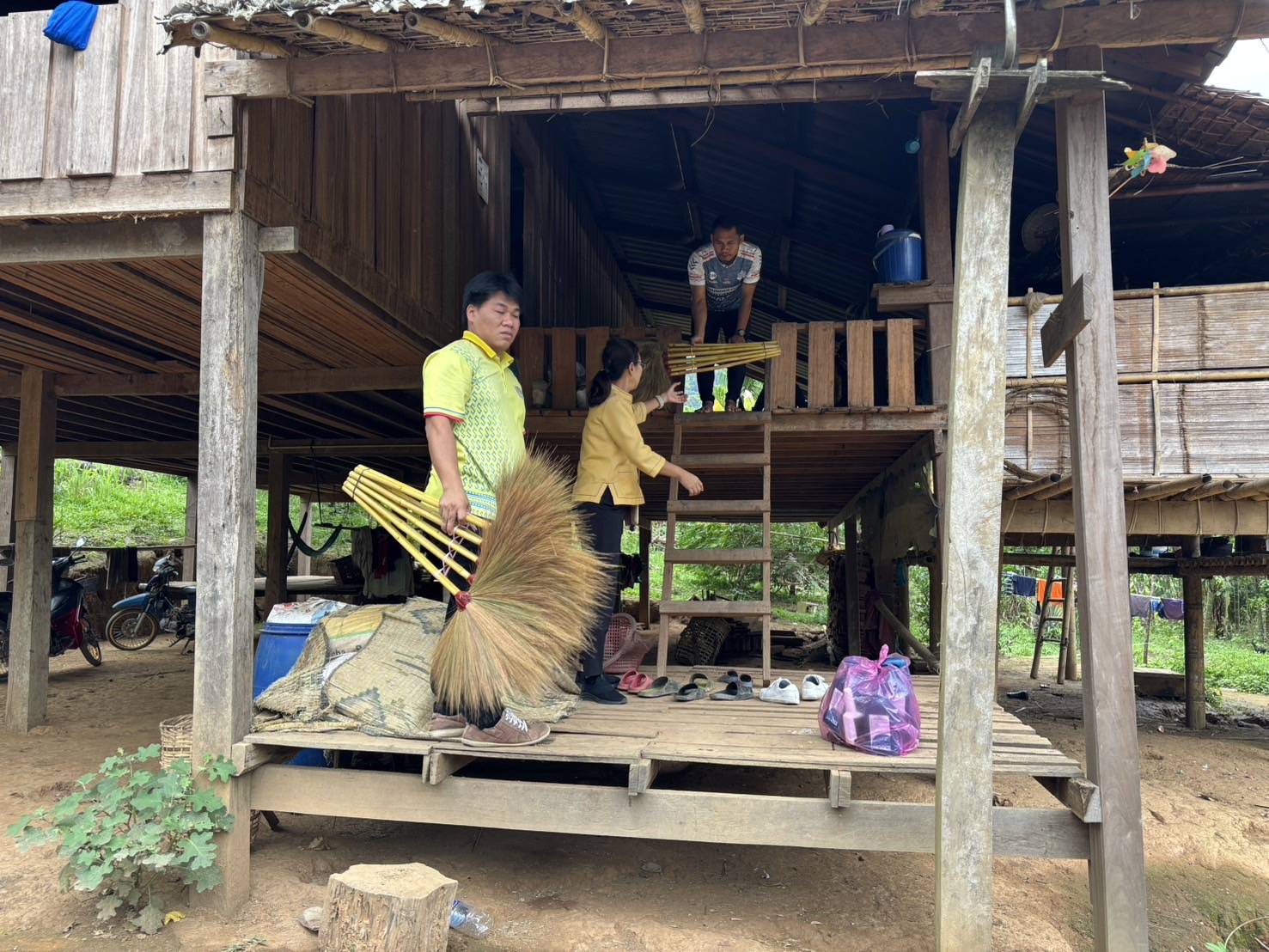 พัฒนาการจังหวัดกาญจนบุรี ลงพื้นที่สนับสนุนผลิตภัณฑ์โครงการพัฒนาชุมชนในเขตรักษาพันธุ์สัตว์ป่า และอุทยานแห่งชาติ จังหวัดกาญจนบุรี สู่การสร้างอาชีพ สร้างรายได้