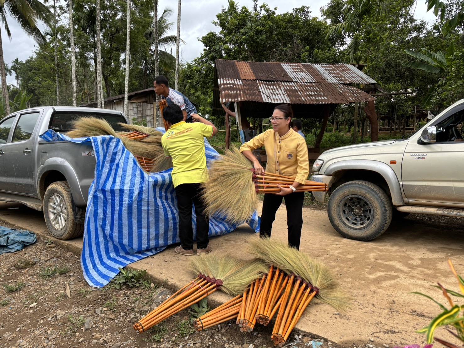 พัฒนาการจังหวัดกาญจนบุรี ลงพื้นที่สนับสนุนผลิตภัณฑ์โครงการพัฒนาชุมชนในเขตรักษาพันธุ์สัตว์ป่า และอุทยานแห่งชาติ จังหวัดกาญจนบุรี สู่การสร้างอาชีพ สร้างรายได้