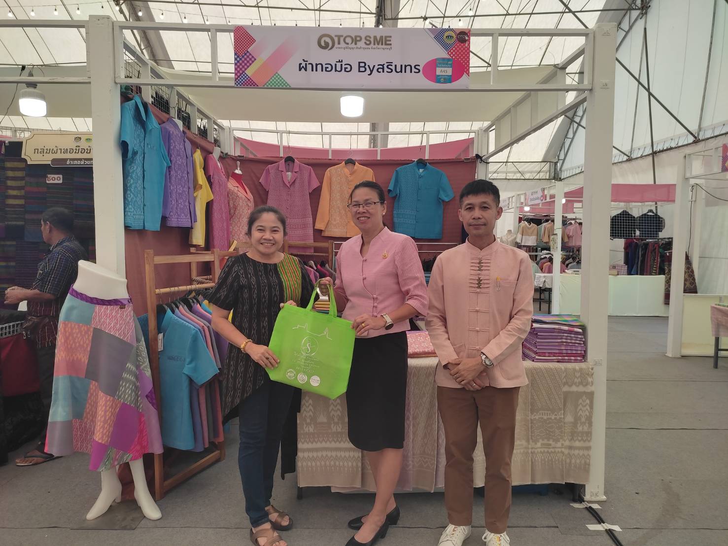 พจ.กาญจนบุรี เยี่ยมให้กำลังใจผู้ประกอบการ OTOP จังหวัดกาญจนบุรี ในงานมหกรรม OTOP SMEs พร้อมพูดคุยผู้ประกอบการในการจัดงานส่งเสริมช่องทางการตลาดครั้งต่อไป