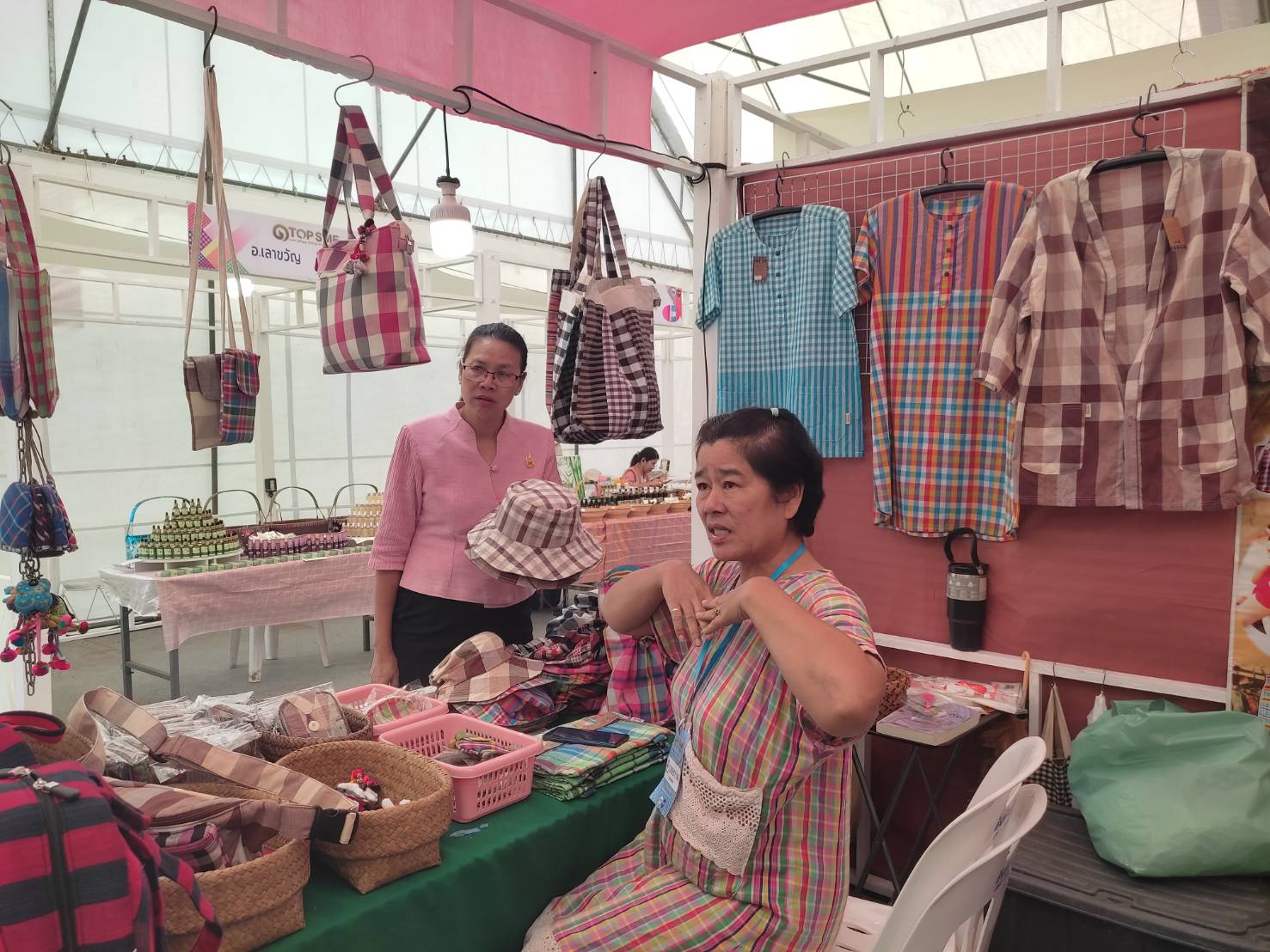พจ.กาญจนบุรี เยี่ยมให้กำลังใจผู้ประกอบการ OTOP จังหวัดกาญจนบุรี ในงานมหกรรม OTOP SMEs พร้อมพูดคุยผู้ประกอบการในการจัดงานส่งเสริมช่องทางการตลาดครั้งต่อไป