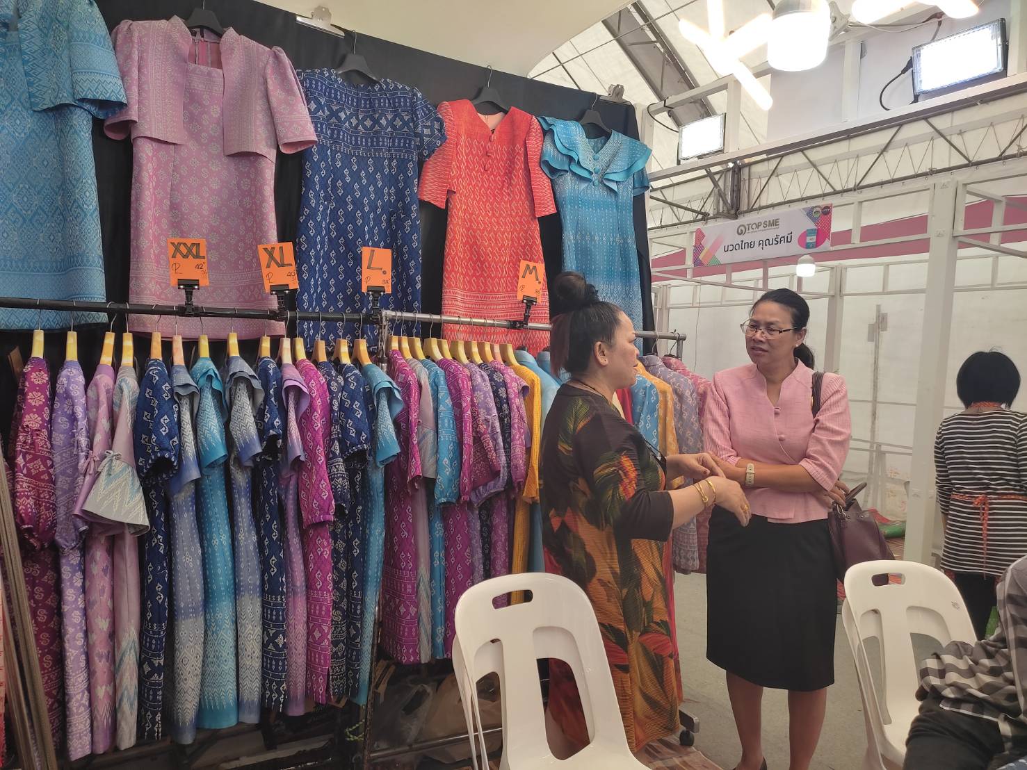 พจ.กาญจนบุรี เยี่ยมให้กำลังใจผู้ประกอบการ OTOP จังหวัดกาญจนบุรี ในงานมหกรรม OTOP SMEs พร้อมพูดคุยผู้ประกอบการในการจัดงานส่งเสริมช่องทางการตลาดครั้งต่อไป