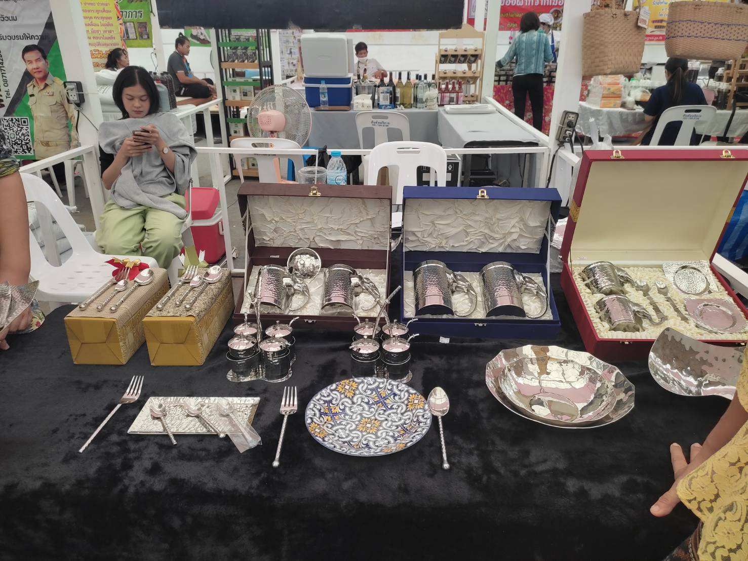พจ.กาญจนบุรี เยี่ยมให้กำลังใจผู้ประกอบการ OTOP จังหวัดกาญจนบุรี ในงานมหกรรม OTOP SMEs พร้อมพูดคุยผู้ประกอบการในการจัดงานส่งเสริมช่องทางการตลาดครั้งต่อไป