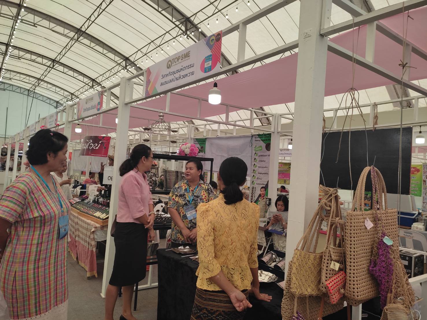 พจ.กาญจนบุรี เยี่ยมให้กำลังใจผู้ประกอบการ OTOP จังหวัดกาญจนบุรี ในงานมหกรรม OTOP SMEs พร้อมพูดคุยผู้ประกอบการในการจัดงานส่งเสริมช่องทางการตลาดครั้งต่อไป