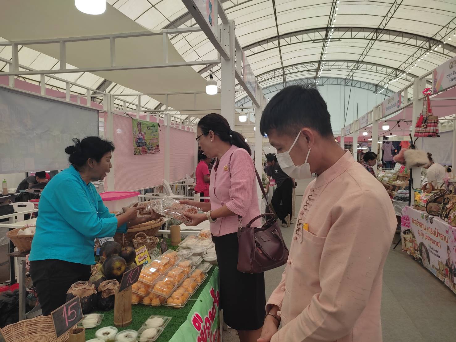 พจ.กาญจนบุรี เยี่ยมให้กำลังใจผู้ประกอบการ OTOP จังหวัดกาญจนบุรี ในงานมหกรรม OTOP SMEs พร้อมพูดคุยผู้ประกอบการในการจัดงานส่งเสริมช่องทางการตลาดครั้งต่อไป