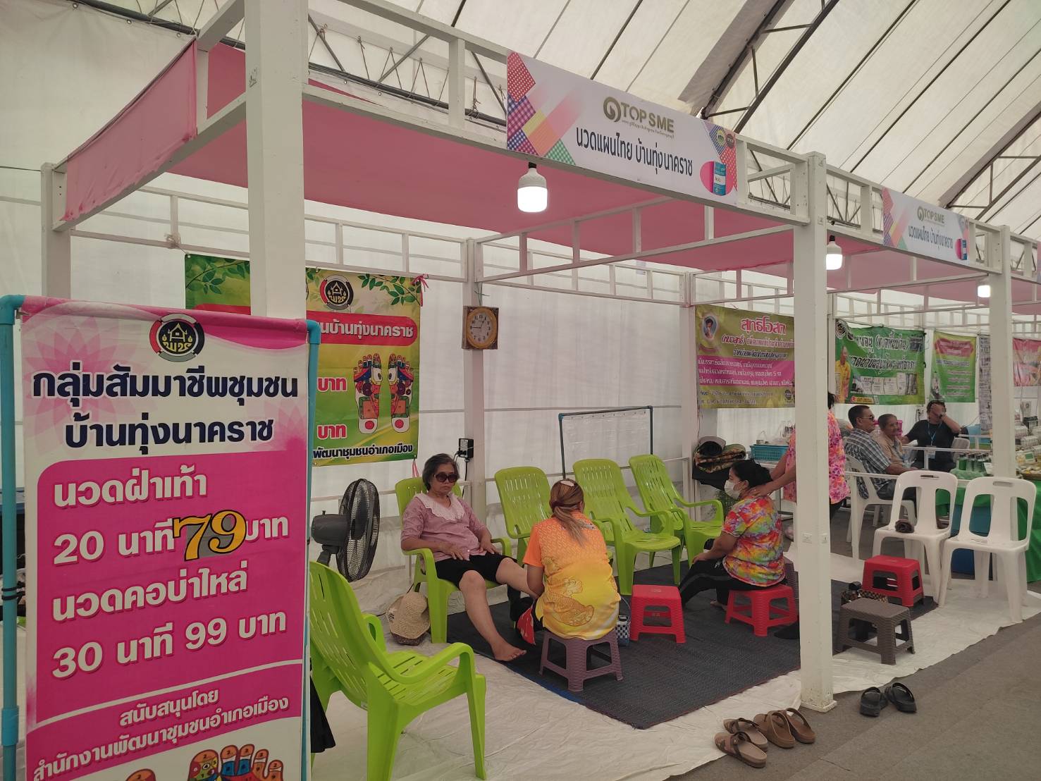 พจ.กาญจนบุรี เยี่ยมให้กำลังใจผู้ประกอบการ OTOP จังหวัดกาญจนบุรี ในงานมหกรรม OTOP SMEs พร้อมพูดคุยผู้ประกอบการในการจัดงานส่งเสริมช่องทางการตลาดครั้งต่อไป