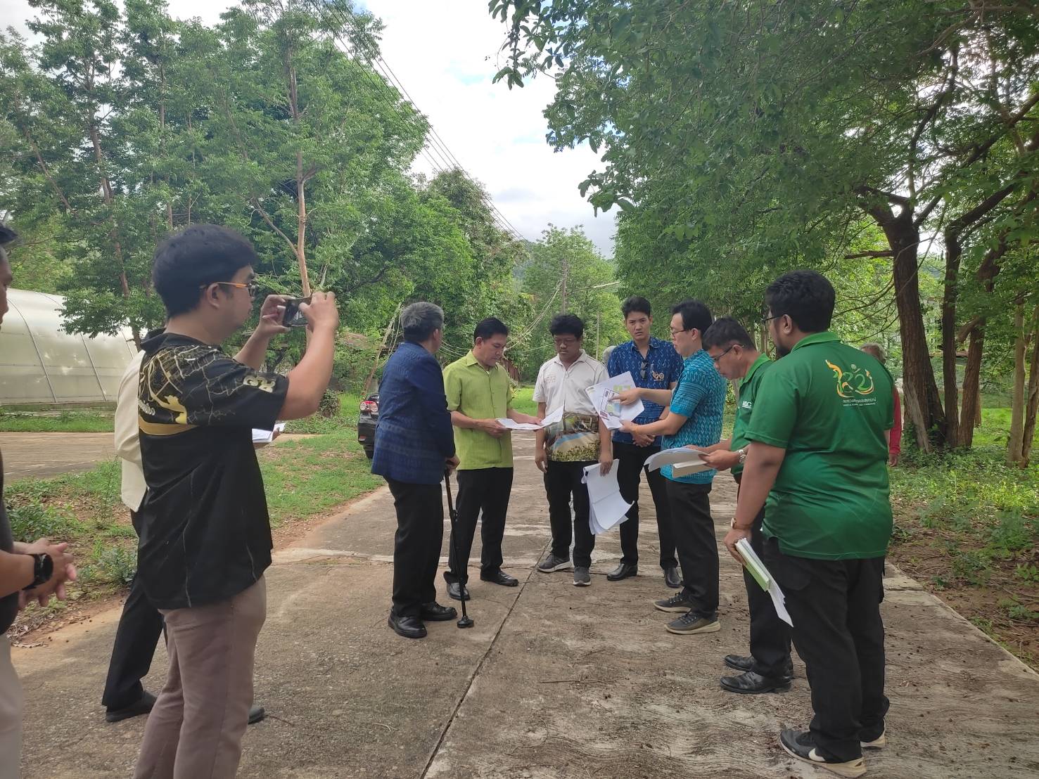 รองผู้ว่าฯจังหวัดกาญจนบุรี ลงพื้นที่ติดตามความก้าวหน้าโครงการพัฒนาพื้นที่ต้นแบบ เพื่อพัฒนาคุณภาพชีวิตแบบอารยเกษตร ตามแนวพระราชดำริ ศูนย์พัฒนาอาชีพหนองบัว เพื่อสร้างแหล่งเรียนรู้คู่ชุมชน เป็นต้นแบบในการพัฒนาคุณภาพชีวิตประชาชนให้มีความสุขอย่างยั่งยืน