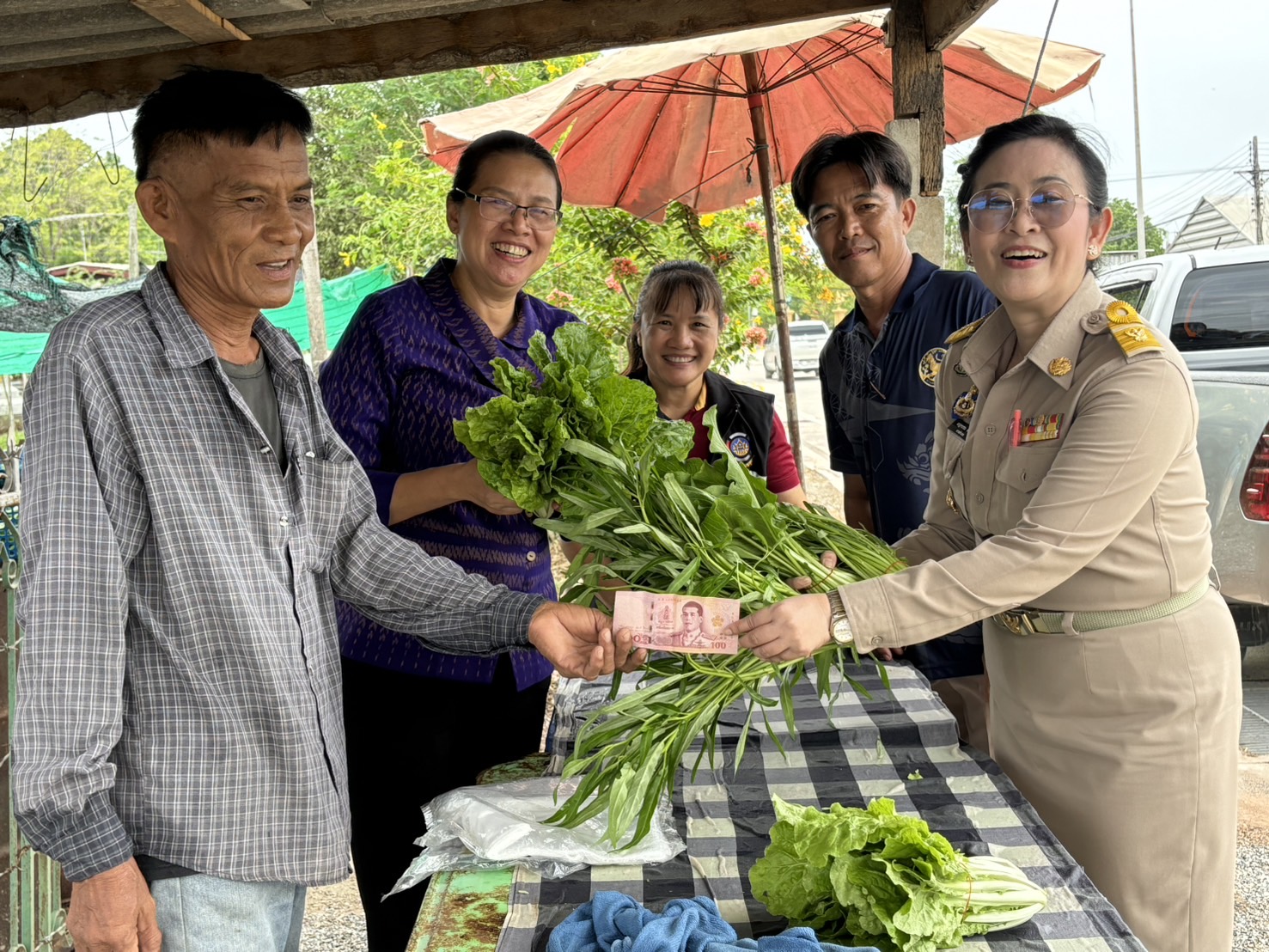 รองผู้ว่าราชการจังหวัดกาญจนบุรี ชื่นชมการขับเคลื่อนการดำเนินงาน การพัฒนาชุมชนในพื้นที่อำเภอห้วยกระเจา พร้อมเดินหน้าผลักดันส่งเสริม แบบผ้าลายพระราชทาน “ผ้าลายสิริวชิราภรณ์” ยกระดับคุณภาพชีวิตที่ดีทุกช่วงวัย