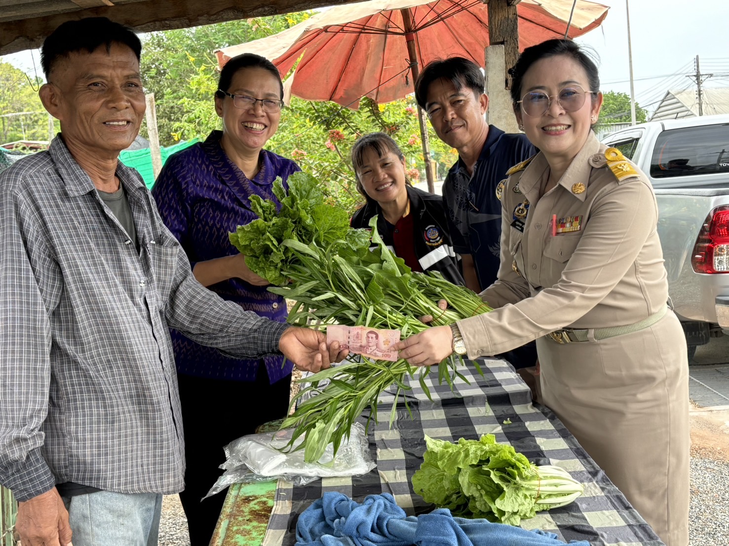 รองผู้ว่าราชการจังหวัดกาญจนบุรี ชื่นชมการขับเคลื่อนการดำเนินงาน การพัฒนาชุมชนในพื้นที่อำเภอห้วยกระเจา พร้อมเดินหน้าผลักดันส่งเสริม แบบผ้าลายพระราชทาน “ผ้าลายสิริวชิราภรณ์” ยกระดับคุณภาพชีวิตที่ดีทุกช่วงวัย