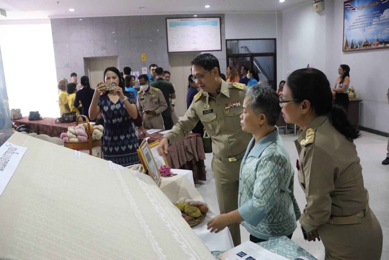 พจ. กาญจนบุรี นำผู้ชนะเลิศการประกวดสุดยอดผ้าจังหวัดกาญจนบุรี ประจำปี 2567 เข้ารับใบประกาศเกียรติคุณในการประชุมคณะกรมการจังหวัดกาญจนบุรี ประจำเดือนพฤษภาคม 2567