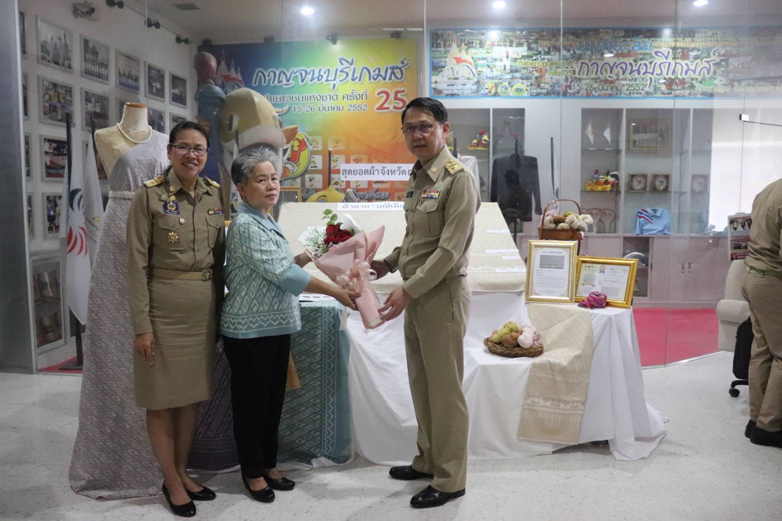 พจ. กาญจนบุรี นำผู้ชนะเลิศการประกวดสุดยอดผ้าจังหวัดกาญจนบุรี ประจำปี 2567 เข้ารับใบประกาศเกียรติคุณในการประชุมคณะกรมการจังหวัดกาญจนบุรี ประจำเดือนพฤษภาคม 2567