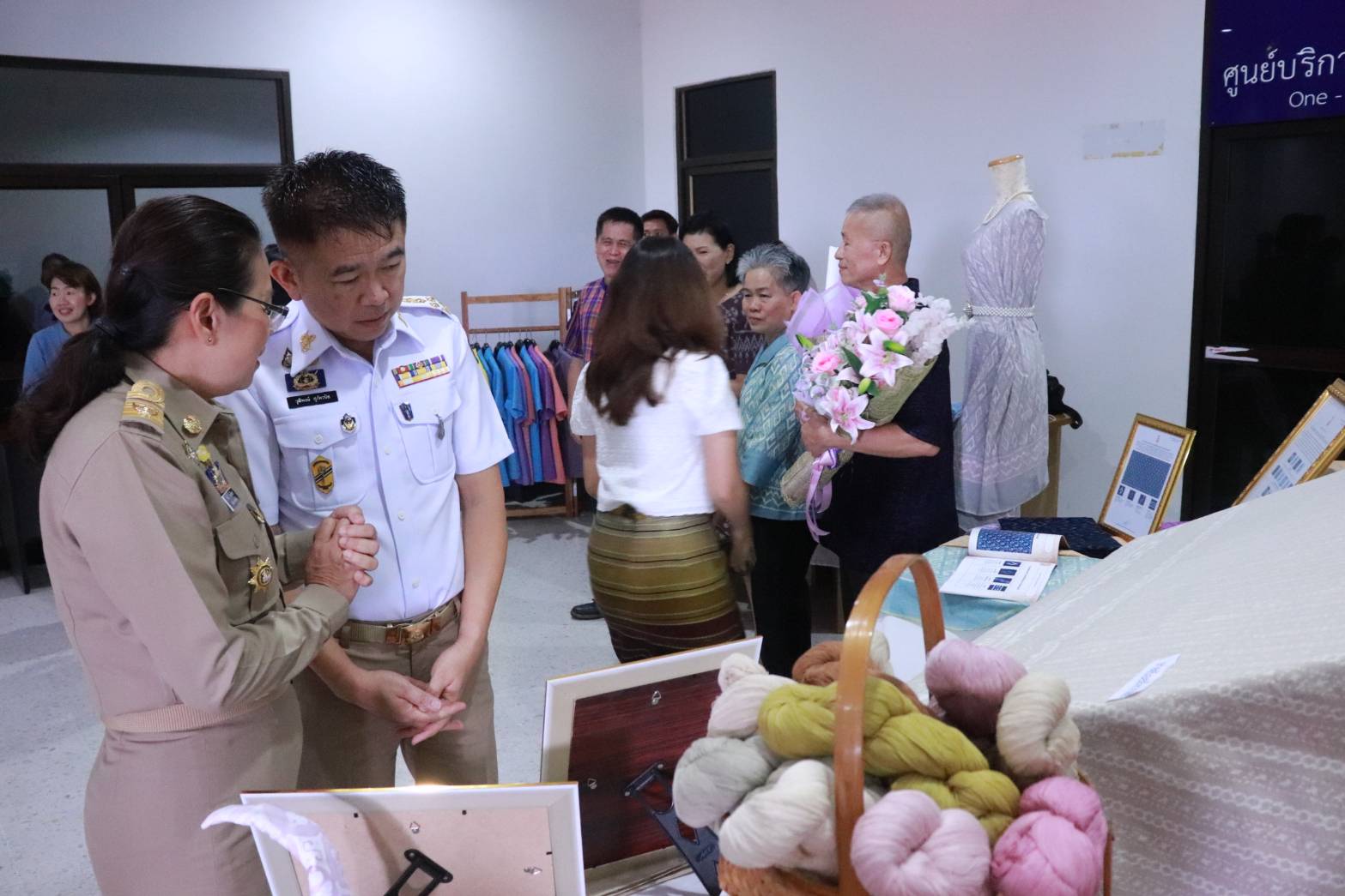 พจ. กาญจนบุรี นำผู้ชนะเลิศการประกวดสุดยอดผ้าจังหวัดกาญจนบุรี ประจำปี 2567 เข้ารับใบประกาศเกียรติคุณในการประชุมคณะกรมการจังหวัดกาญจนบุรี ประจำเดือนพฤษภาคม 2567