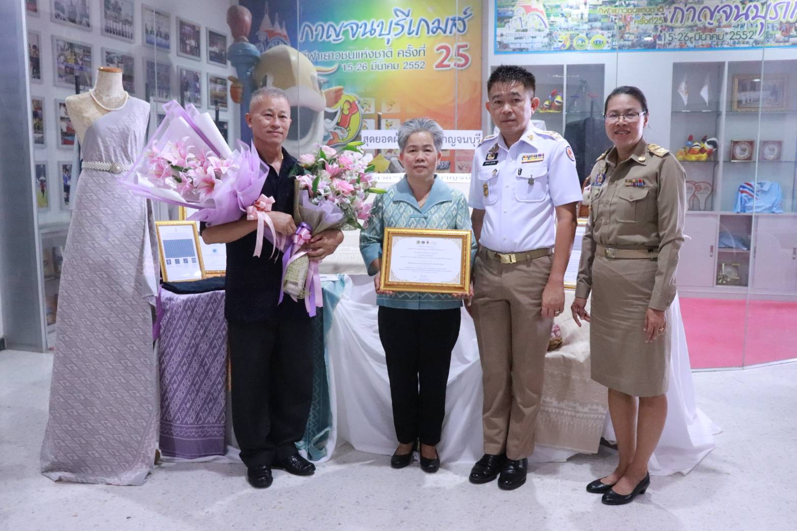 พจ. กาญจนบุรี นำผู้ชนะเลิศการประกวดสุดยอดผ้าจังหวัดกาญจนบุรี ประจำปี 2567 เข้ารับใบประกาศเกียรติคุณในการประชุมคณะกรมการจังหวัดกาญจนบุรี ประจำเดือนพฤษภาคม 2567
