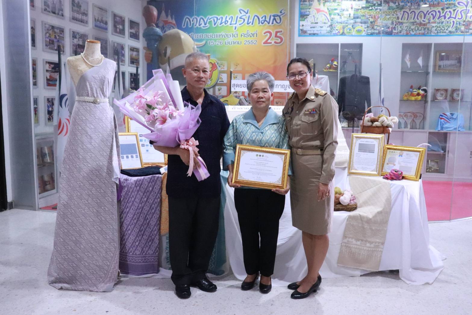 พจ. กาญจนบุรี นำผู้ชนะเลิศการประกวดสุดยอดผ้าจังหวัดกาญจนบุรี ประจำปี 2567 เข้ารับใบประกาศเกียรติคุณในการประชุมคณะกรมการจังหวัดกาญจนบุรี ประจำเดือนพฤษภาคม 2567