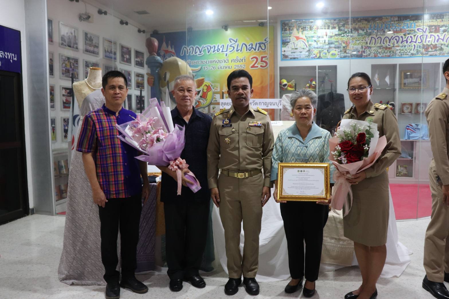 พจ. กาญจนบุรี นำผู้ชนะเลิศการประกวดสุดยอดผ้าจังหวัดกาญจนบุรี ประจำปี 2567 เข้ารับใบประกาศเกียรติคุณในการประชุมคณะกรมการจังหวัดกาญจนบุรี ประจำเดือนพฤษภาคม 2567