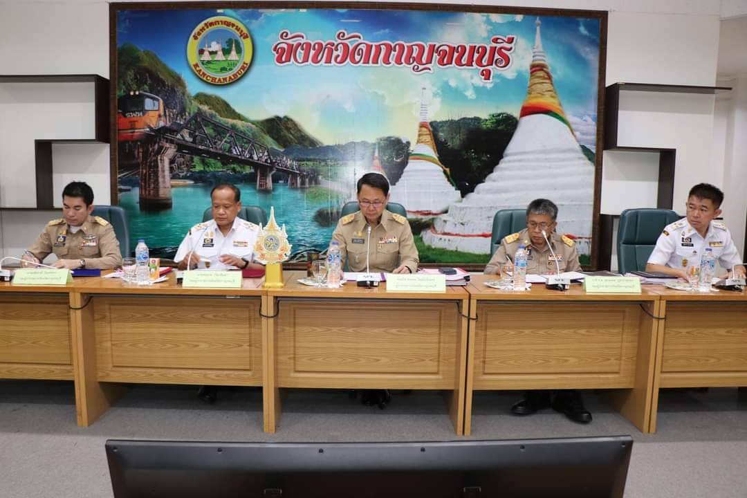 พจ. กาญจนบุรี นำผู้ชนะเลิศการประกวดสุดยอดผ้าจังหวัดกาญจนบุรี ประจำปี 2567 เข้ารับใบประกาศเกียรติคุณในการประชุมคณะกรมการจังหวัดกาญจนบุรี ประจำเดือนพฤษภาคม 2567