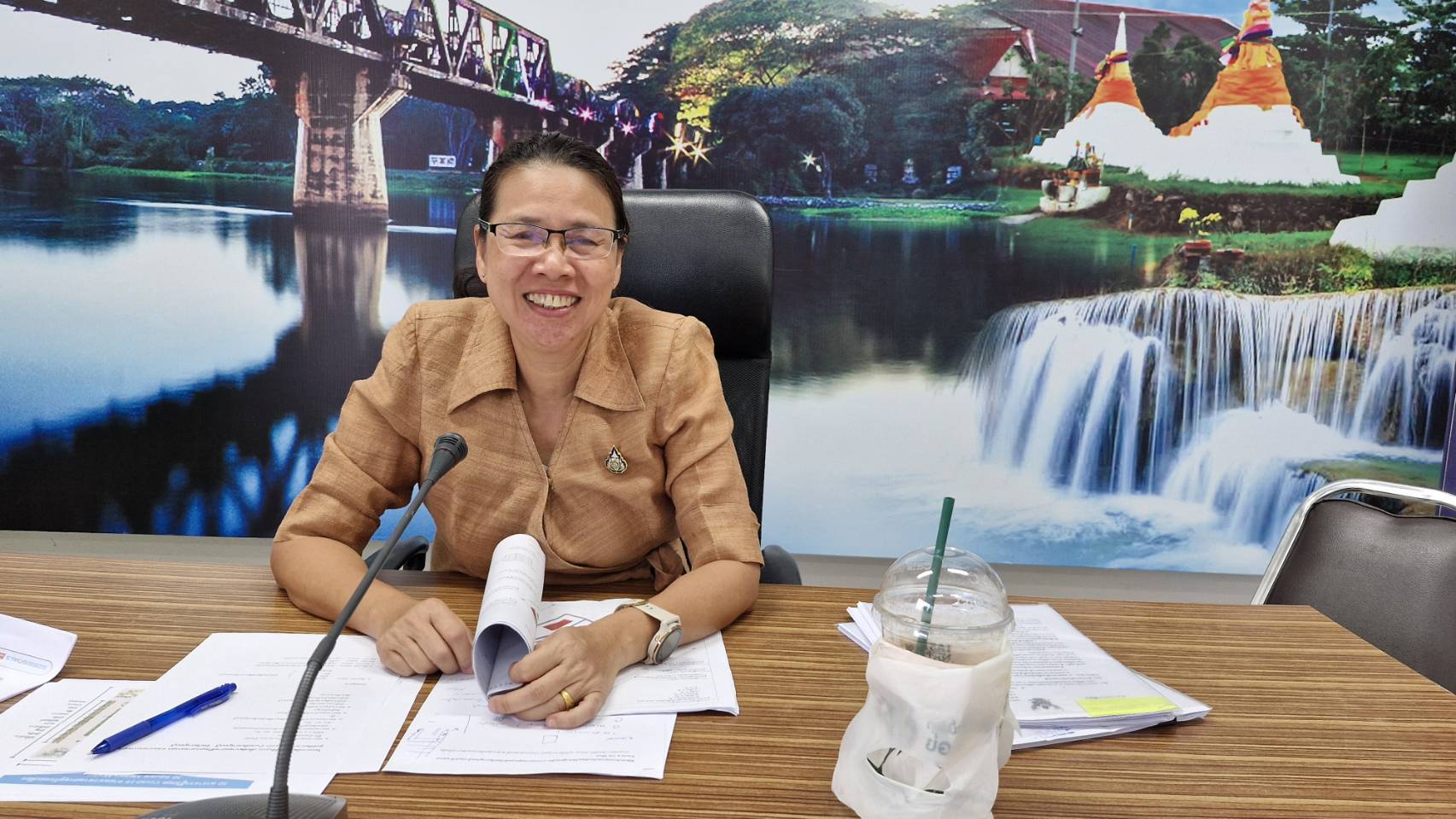 พช.กาญจนบุรี จัดประชุมติดตามความก้าวหน้าโครงการพัฒนาพื้นที่ต้นแบบ เพื่อพัฒนาคุณภาพชีวิตแบบอารยเกษตร ตามแนวพระราชดำริ ศูนย์พัฒนาอาชีพหนองบัว เพื่อสร้างแหล่งเรียนรู้คู่ชุมชน เป็นต้นแบบในการพัฒนาคุณภาพชีวิตประชาชนให้มีความสุขอย่างยั่งยืน