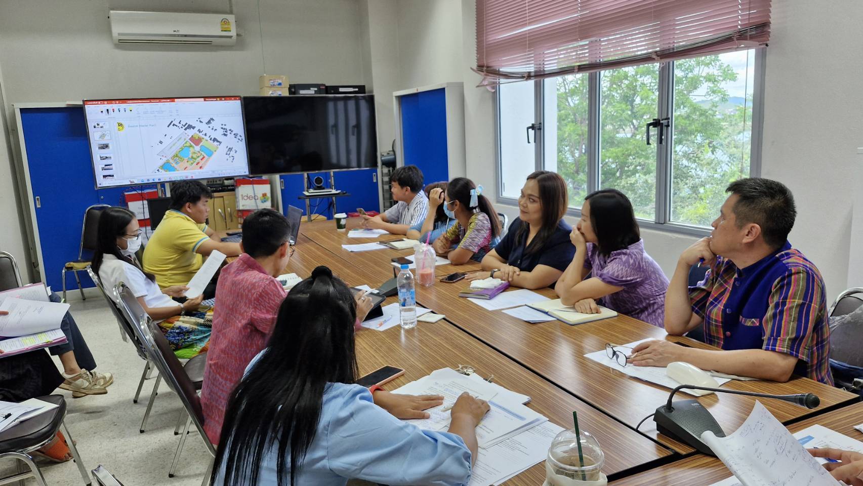 พช.กาญจนบุรี จัดประชุมติดตามความก้าวหน้าโครงการพัฒนาพื้นที่ต้นแบบ เพื่อพัฒนาคุณภาพชีวิตแบบอารยเกษตร ตามแนวพระราชดำริ ศูนย์พัฒนาอาชีพหนองบัว เพื่อสร้างแหล่งเรียนรู้คู่ชุมชน เป็นต้นแบบในการพัฒนาคุณภาพชีวิตประชาชนให้มีความสุขอย่างยั่งยืน