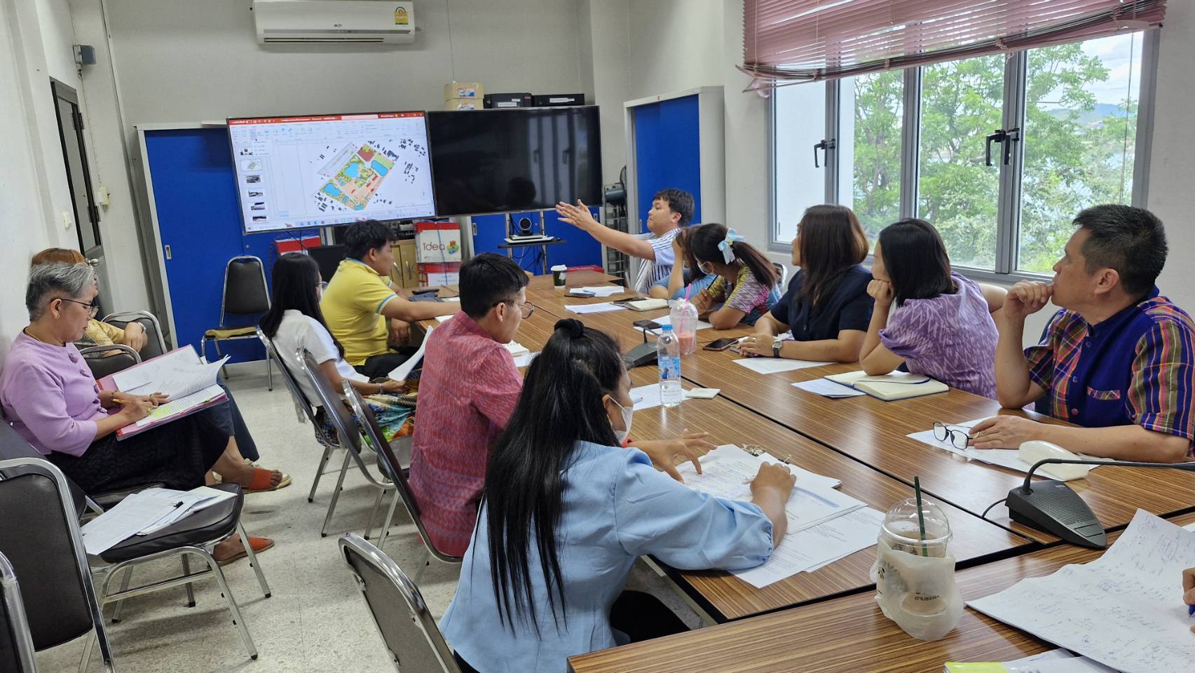 พช.กาญจนบุรี จัดประชุมติดตามความก้าวหน้าโครงการพัฒนาพื้นที่ต้นแบบ เพื่อพัฒนาคุณภาพชีวิตแบบอารยเกษตร ตามแนวพระราชดำริ ศูนย์พัฒนาอาชีพหนองบัว เพื่อสร้างแหล่งเรียนรู้คู่ชุมชน เป็นต้นแบบในการพัฒนาคุณภาพชีวิตประชาชนให้มีความสุขอย่างยั่งยืน