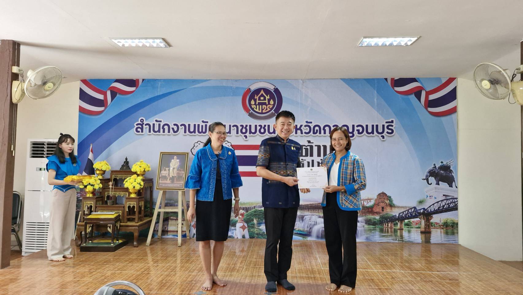 รองผู้ว่าฯ มอบนโยบาย สร้างขวัญกำลังใจ และมอบใบประกาศยกย่องเชิดชูเกียรติผู้ได้รับรางวัลองค์กรคุณธรรม ในการประชุมผู้บริหารและนักวิชาการพัฒนาชุมชนสำนักงานพัฒนาชุมชนจังหวัดกาญจนบุรี ครั้งที่ 5/2567