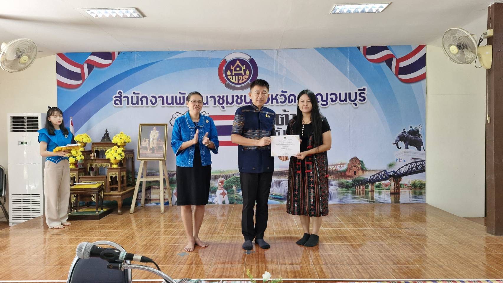 รองผู้ว่าฯ มอบนโยบาย สร้างขวัญกำลังใจ และมอบใบประกาศยกย่องเชิดชูเกียรติผู้ได้รับรางวัลองค์กรคุณธรรม ในการประชุมผู้บริหารและนักวิชาการพัฒนาชุมชนสำนักงานพัฒนาชุมชนจังหวัดกาญจนบุรี ครั้งที่ 5/2567