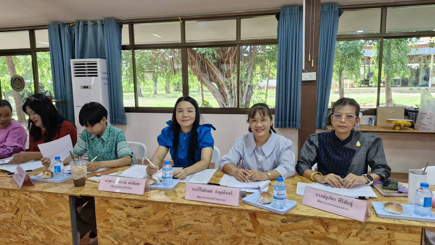 รองผู้ว่าฯ มอบนโยบาย สร้างขวัญกำลังใจ และมอบใบประกาศยกย่องเชิดชูเกียรติผู้ได้รับรางวัลองค์กรคุณธรรม ในการประชุมผู้บริหารและนักวิชาการพัฒนาชุมชนสำนักงานพัฒนาชุมชนจังหวัดกาญจนบุรี ครั้งที่ 5/2567