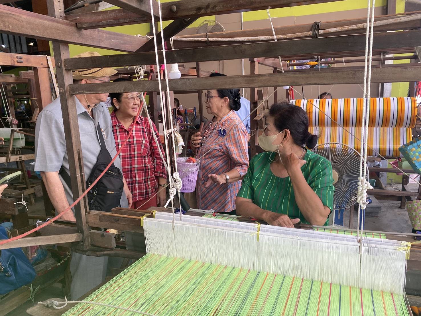 พจ.กาญจนบุรี นำคณะอนุกรรมการตรวจสอบและประเมินผลภาคราชการกลุ่มกระทรวง คณะที่ 3 ติดตามการประเมินผลการท่องเที่ยวเชิงสร้างสรรค์และวัฒนธรรมอย่างยั่งยืน ในหมู่บ้านท่องเที่ยว OTOP นวัตวิถีบ้านหนองขาว