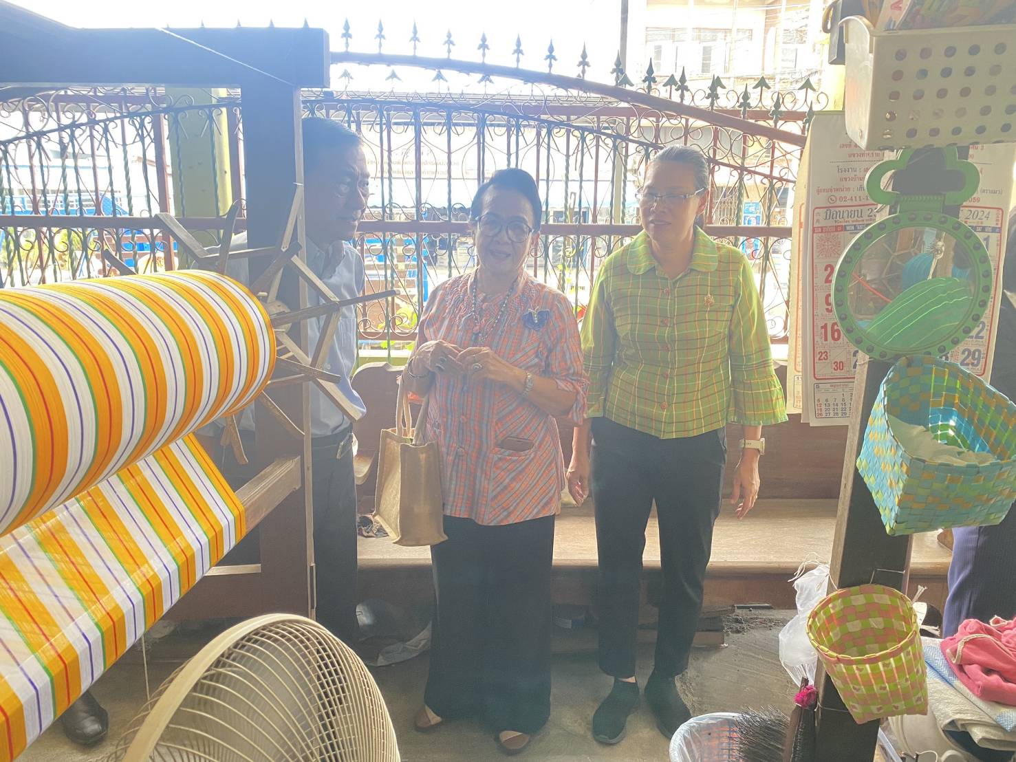 พจ.กาญจนบุรี นำคณะอนุกรรมการตรวจสอบและประเมินผลภาคราชการกลุ่มกระทรวง คณะที่ 3 ติดตามการประเมินผลการท่องเที่ยวเชิงสร้างสรรค์และวัฒนธรรมอย่างยั่งยืน ในหมู่บ้านท่องเที่ยว OTOP นวัตวิถีบ้านหนองขาว
