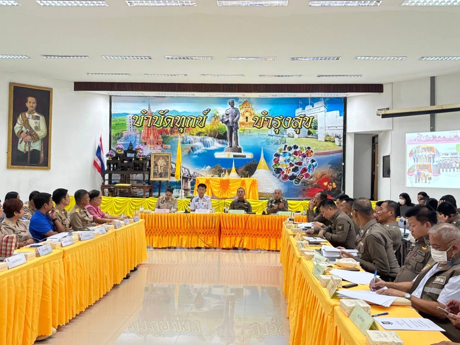 พช.กาญจนบุรี จัดประชุมเตรียมความพร้อมสนับสนุนนักเรียนนายร้อยตำรวจลงพื้นที่ฝึกรับใช้ประชาชนในชนบท รุ่นที่ 40 ในพื้นที่จังหวัดกาญจนบุรี