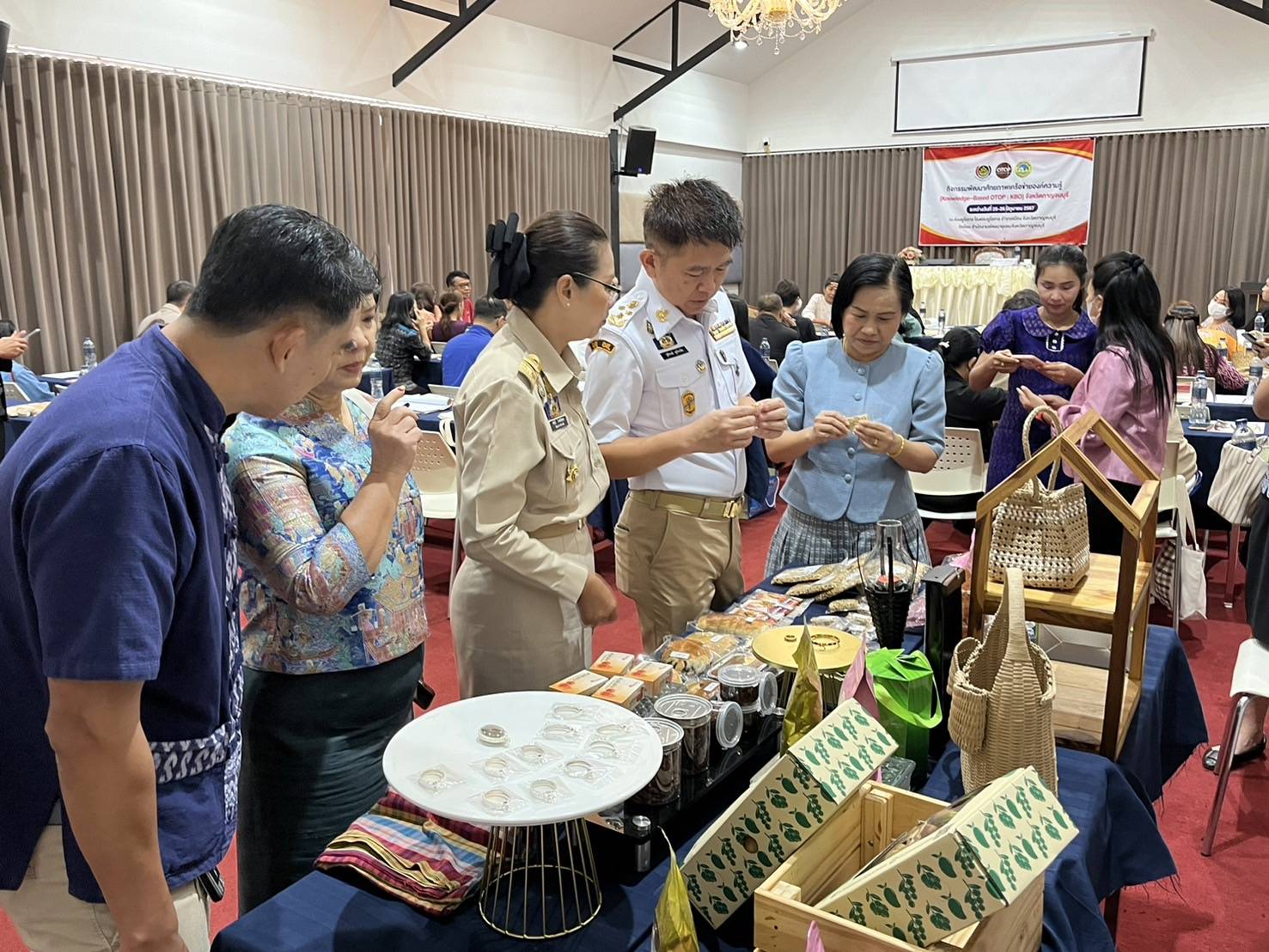 พช.กาญจนบุรี ดำเนินโครงการส่งเสริมกระบวนการเครือข่ายองค์ความรู้ (Knowledge-Based OTOP : KBO) กิจกรรมพัฒนาศักยภาพเครือข่ายองค์ความรู้ KBO จังหวัดกาญจนบุรี ให้มีคุณภาพมาตรฐาน
