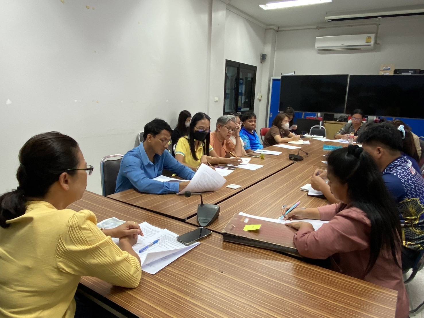 พัฒนาการจังหวัดกาญจนบุรี ประชุมติดตามความก้าวหน้าโครงการพัฒนาพื้นที่ต้นแบบ เพื่อพัฒนาคุณภาพชีวิตแบบอารยเกษตร ตามแนวพระราชดำริ ศูนย์พัฒนาอาชีพหนองบัว