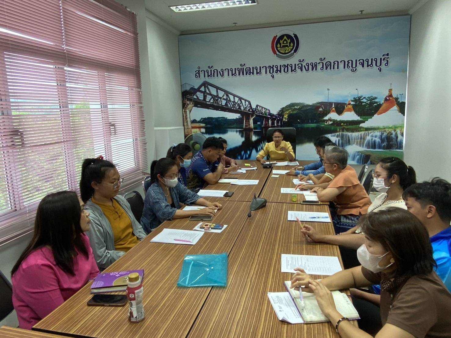 พัฒนาการจังหวัดกาญจนบุรี ประชุมติดตามความก้าวหน้าโครงการพัฒนาพื้นที่ต้นแบบ เพื่อพัฒนาคุณภาพชีวิตแบบอารยเกษตร ตามแนวพระราชดำริ ศูนย์พัฒนาอาชีพหนองบัว
