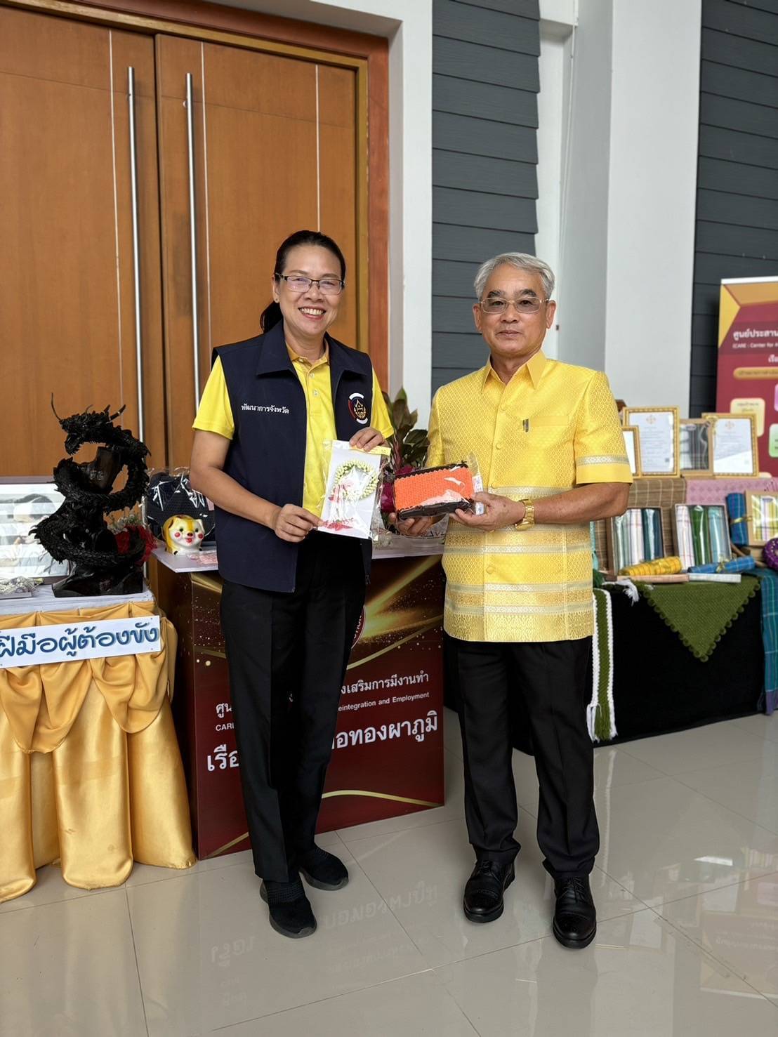 พช.กาญจนบุรี นำกองทุนพัฒนาบทบาทสตรีร่วม “มหกรรมแก้หนี้ สร้างวิถีแห่งความเป็นธรรม” ครั้งที่ 11 และมหกรรมไกล่เกลี่ยช่วยเหลือหนี้กองทุนเงินให้กู้ยืมเพื่อการศึกษา (กยศ.) และหนี้ครัวเรือนประจำปีงบประมาณ พ.ศ. 2567