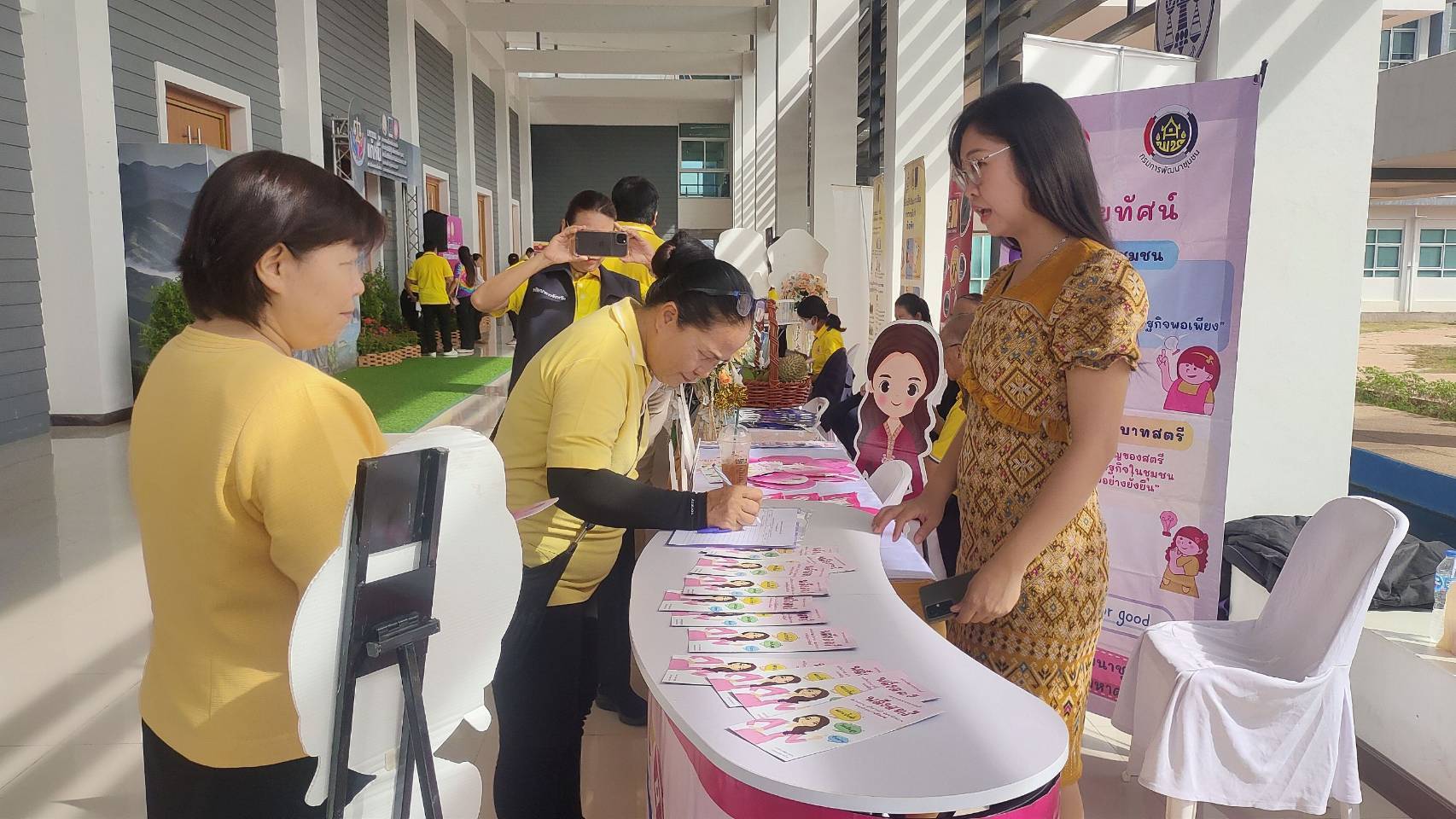 พช.กาญจนบุรี นำกองทุนพัฒนาบทบาทสตรีร่วม “มหกรรมแก้หนี้ สร้างวิถีแห่งความเป็นธรรม” ครั้งที่ 11 และมหกรรมไกล่เกลี่ยช่วยเหลือหนี้กองทุนเงินให้กู้ยืมเพื่อการศึกษา (กยศ.) และหนี้ครัวเรือนประจำปีงบประมาณ พ.ศ. 2567