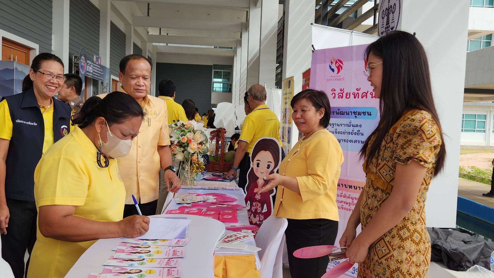 พช.กาญจนบุรี นำกองทุนพัฒนาบทบาทสตรีร่วม “มหกรรมแก้หนี้ สร้างวิถีแห่งความเป็นธรรม” ครั้งที่ 11 และมหกรรมไกล่เกลี่ยช่วยเหลือหนี้กองทุนเงินให้กู้ยืมเพื่อการศึกษา (กยศ.) และหนี้ครัวเรือนประจำปีงบประมาณ พ.ศ. 2567