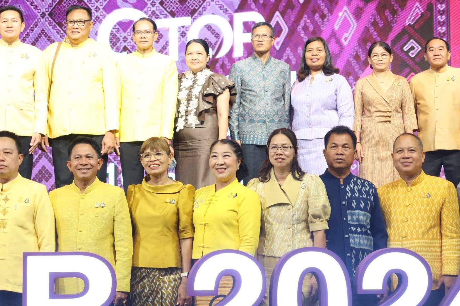 ผู้ว่าฯกาญจนบุรี ร่วมพิธีเปิด “OTOP Midyear 2024 หลากหลายผลิตภัณฑ์สีสันภูมิปัญญาไทย พร้อมนำสินค้า OTOP และผลิตภัณฑ์ในจังหวัดกาญจนบุรี ร่วมจำหน่าย 3 วัน กวาดรายได้กว่าล้านบาท