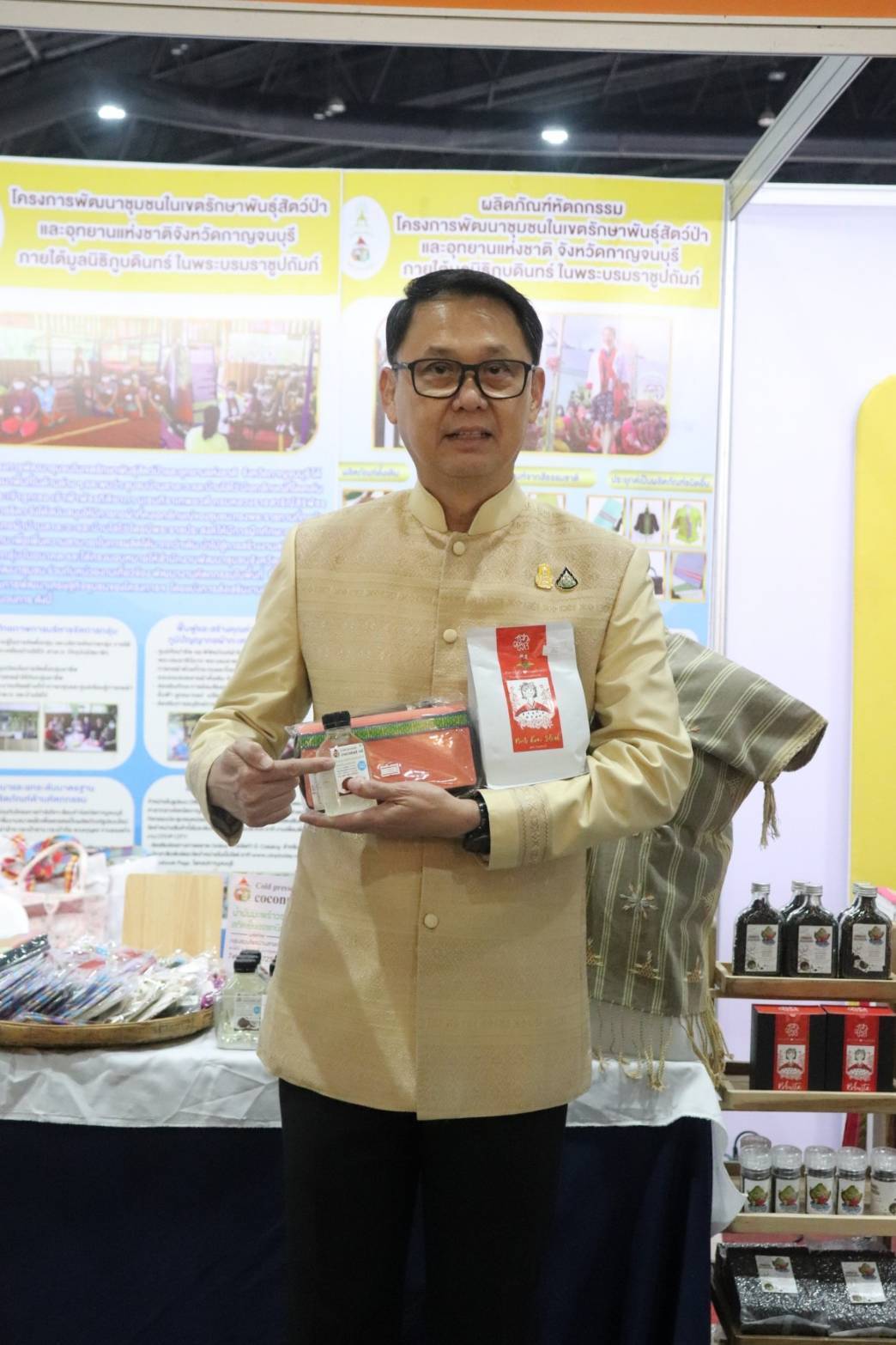ผู้ว่าฯกาญจนบุรี ร่วมพิธีเปิด “OTOP Midyear 2024 หลากหลายผลิตภัณฑ์สีสันภูมิปัญญาไทย พร้อมนำสินค้า OTOP และผลิตภัณฑ์ในจังหวัดกาญจนบุรี ร่วมจำหน่าย 3 วัน กวาดรายได้กว่าล้านบาท