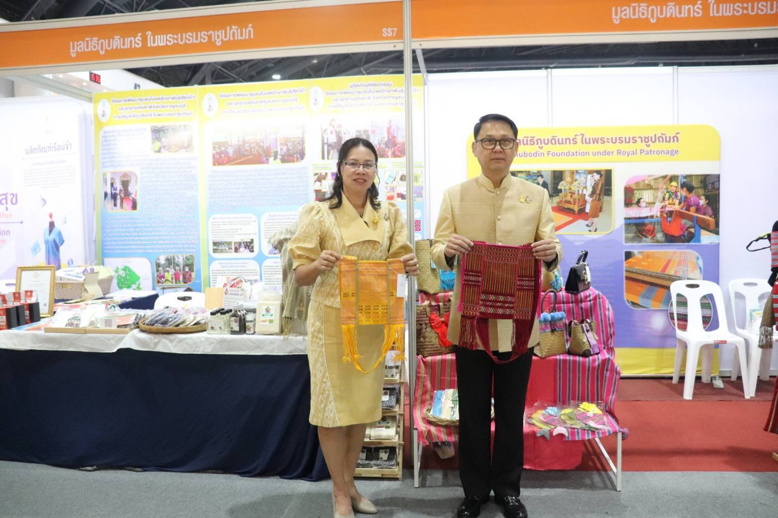 ผู้ว่าฯกาญจนบุรี ร่วมพิธีเปิด “OTOP Midyear 2024 หลากหลายผลิตภัณฑ์สีสันภูมิปัญญาไทย พร้อมนำสินค้า OTOP และผลิตภัณฑ์ในจังหวัดกาญจนบุรี ร่วมจำหน่าย 3 วัน กวาดรายได้กว่าล้านบาท