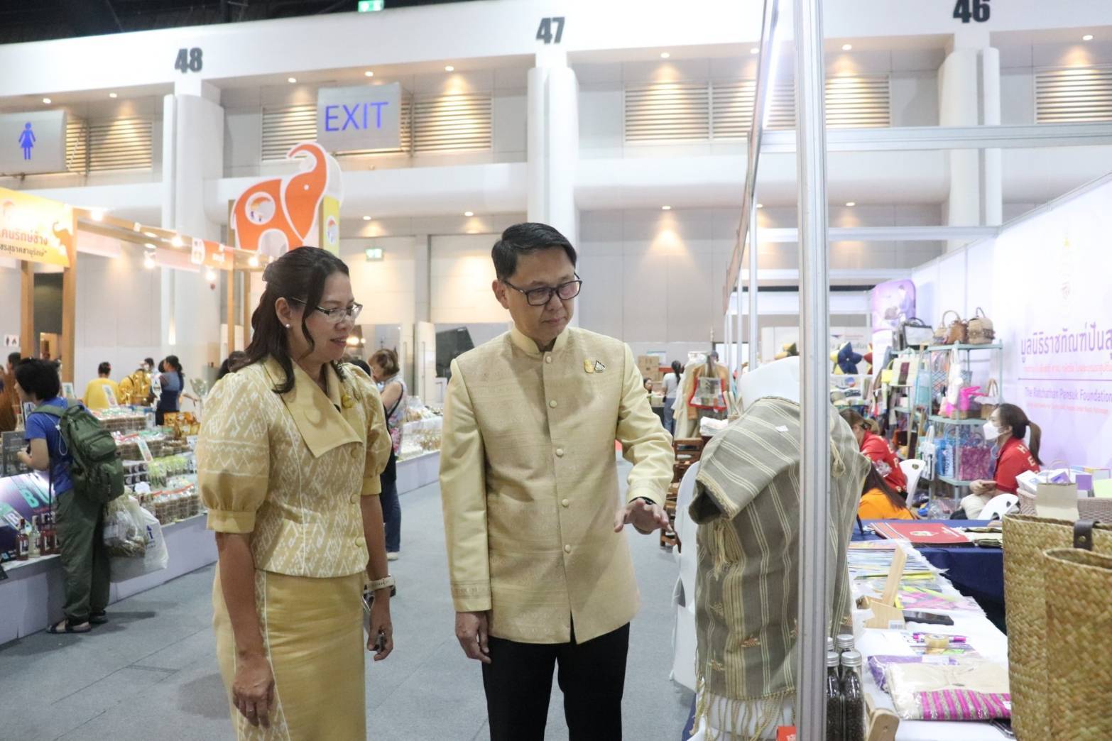 ผู้ว่าฯกาญจนบุรี ร่วมพิธีเปิด “OTOP Midyear 2024 หลากหลายผลิตภัณฑ์สีสันภูมิปัญญาไทย พร้อมนำสินค้า OTOP และผลิตภัณฑ์ในจังหวัดกาญจนบุรี ร่วมจำหน่าย 3 วัน กวาดรายได้กว่าล้านบาท