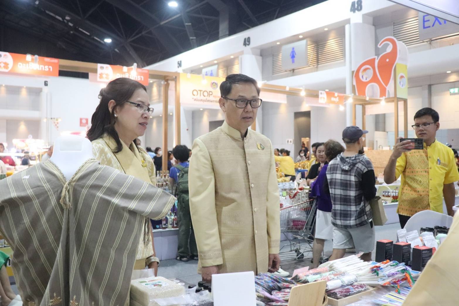 ผู้ว่าฯกาญจนบุรี ร่วมพิธีเปิด “OTOP Midyear 2024 หลากหลายผลิตภัณฑ์สีสันภูมิปัญญาไทย พร้อมนำสินค้า OTOP และผลิตภัณฑ์ในจังหวัดกาญจนบุรี ร่วมจำหน่าย 3 วัน กวาดรายได้กว่าล้านบาท