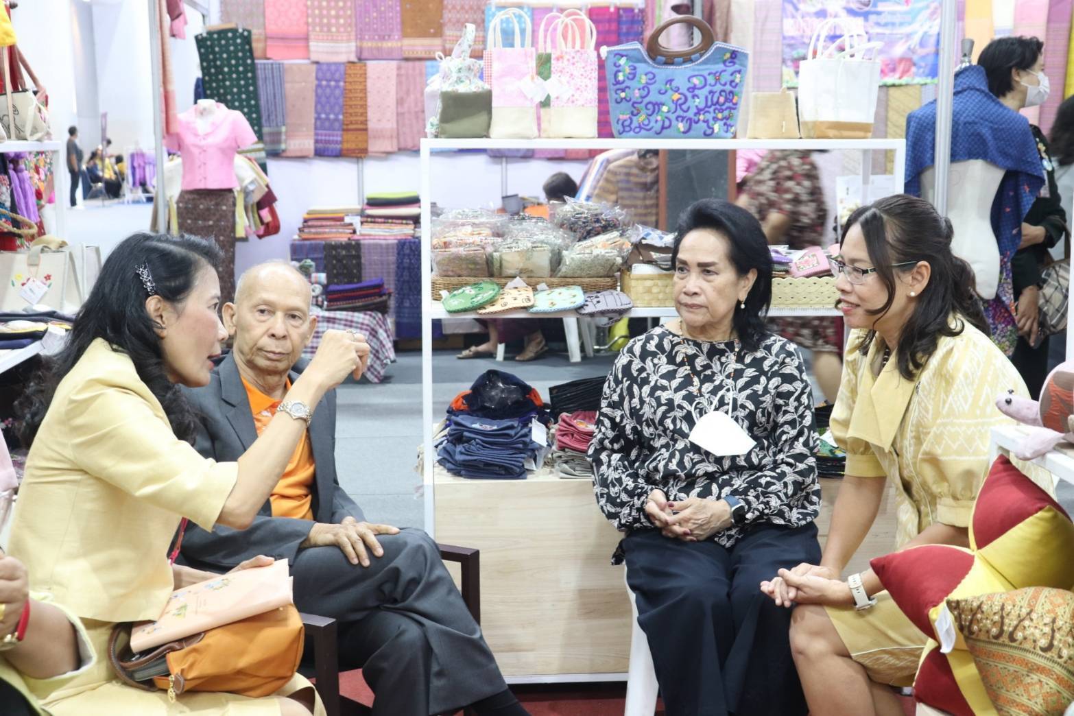 ผู้ว่าฯกาญจนบุรี ร่วมพิธีเปิด “OTOP Midyear 2024 หลากหลายผลิตภัณฑ์สีสันภูมิปัญญาไทย พร้อมนำสินค้า OTOP และผลิตภัณฑ์ในจังหวัดกาญจนบุรี ร่วมจำหน่าย 3 วัน กวาดรายได้กว่าล้านบาท