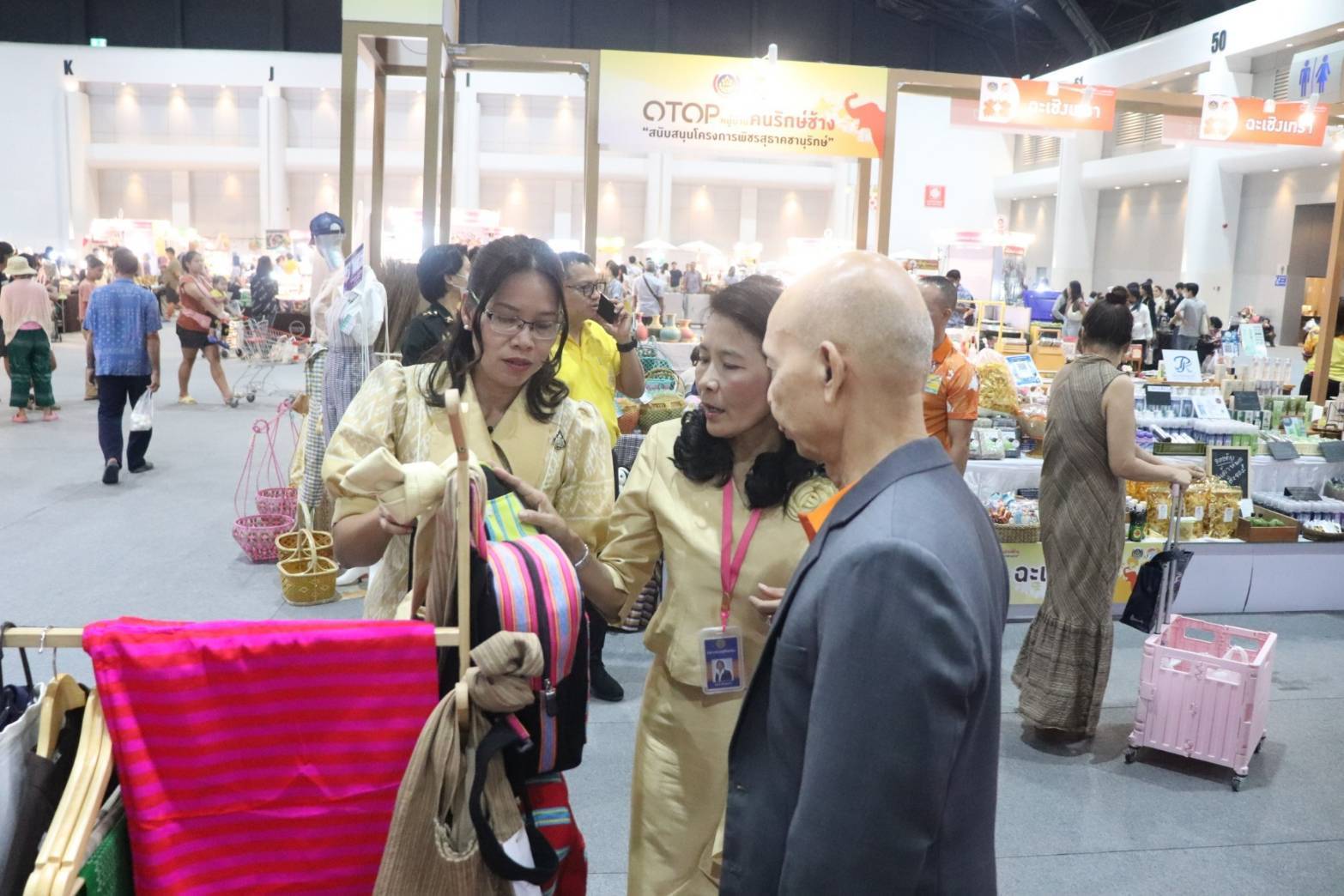ผู้ว่าฯกาญจนบุรี ร่วมพิธีเปิด “OTOP Midyear 2024 หลากหลายผลิตภัณฑ์สีสันภูมิปัญญาไทย พร้อมนำสินค้า OTOP และผลิตภัณฑ์ในจังหวัดกาญจนบุรี ร่วมจำหน่าย 3 วัน กวาดรายได้กว่าล้านบาท