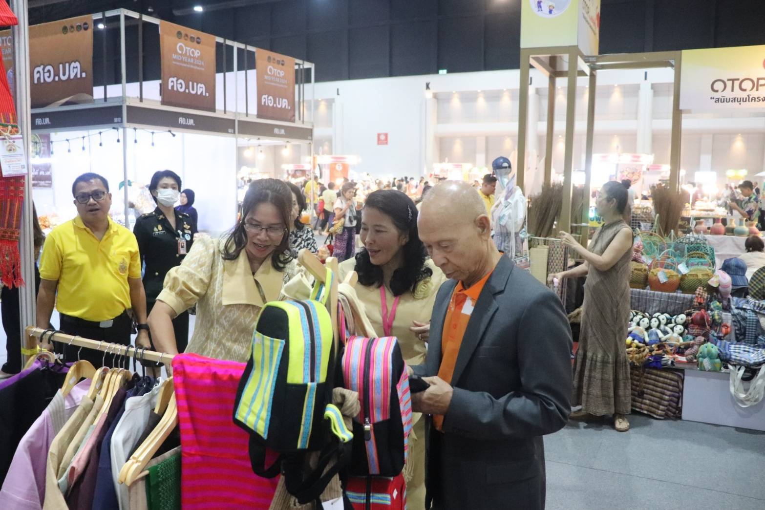 ผู้ว่าฯกาญจนบุรี ร่วมพิธีเปิด “OTOP Midyear 2024 หลากหลายผลิตภัณฑ์สีสันภูมิปัญญาไทย พร้อมนำสินค้า OTOP และผลิตภัณฑ์ในจังหวัดกาญจนบุรี ร่วมจำหน่าย 3 วัน กวาดรายได้กว่าล้านบาท