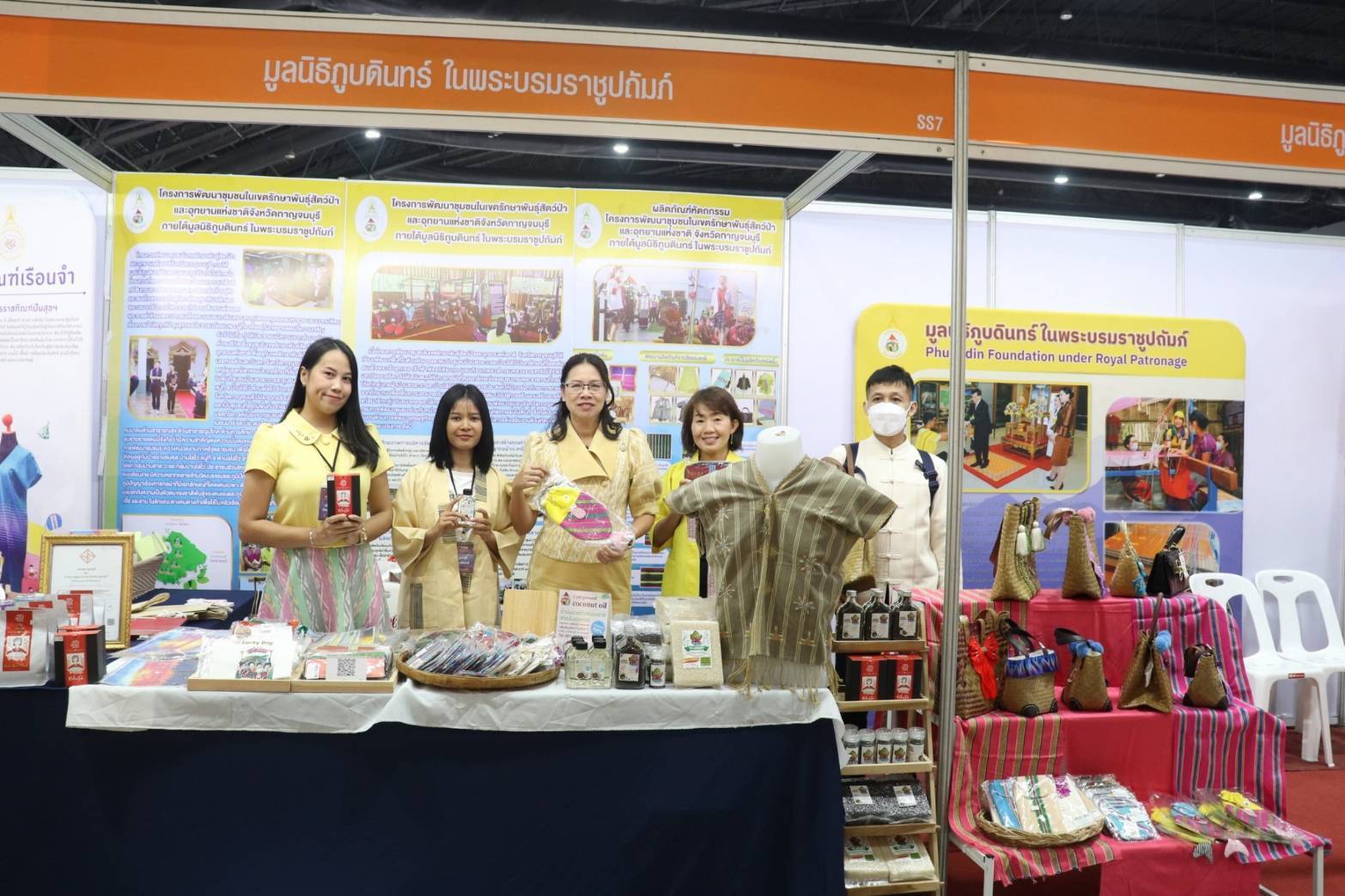 ผู้ว่าฯกาญจนบุรี ร่วมพิธีเปิด “OTOP Midyear 2024 หลากหลายผลิตภัณฑ์สีสันภูมิปัญญาไทย พร้อมนำสินค้า OTOP และผลิตภัณฑ์ในจังหวัดกาญจนบุรี ร่วมจำหน่าย 3 วัน กวาดรายได้กว่าล้านบาท