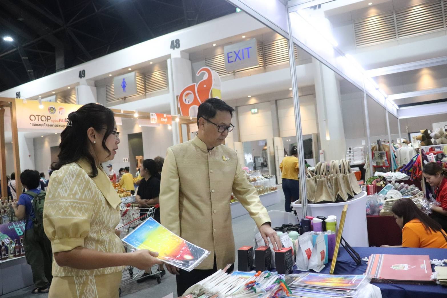 ผู้ว่าฯกาญจนบุรี ร่วมพิธีเปิด “OTOP Midyear 2024 หลากหลายผลิตภัณฑ์สีสันภูมิปัญญาไทย พร้อมนำสินค้า OTOP และผลิตภัณฑ์ในจังหวัดกาญจนบุรี ร่วมจำหน่าย 3 วัน กวาดรายได้กว่าล้านบาท