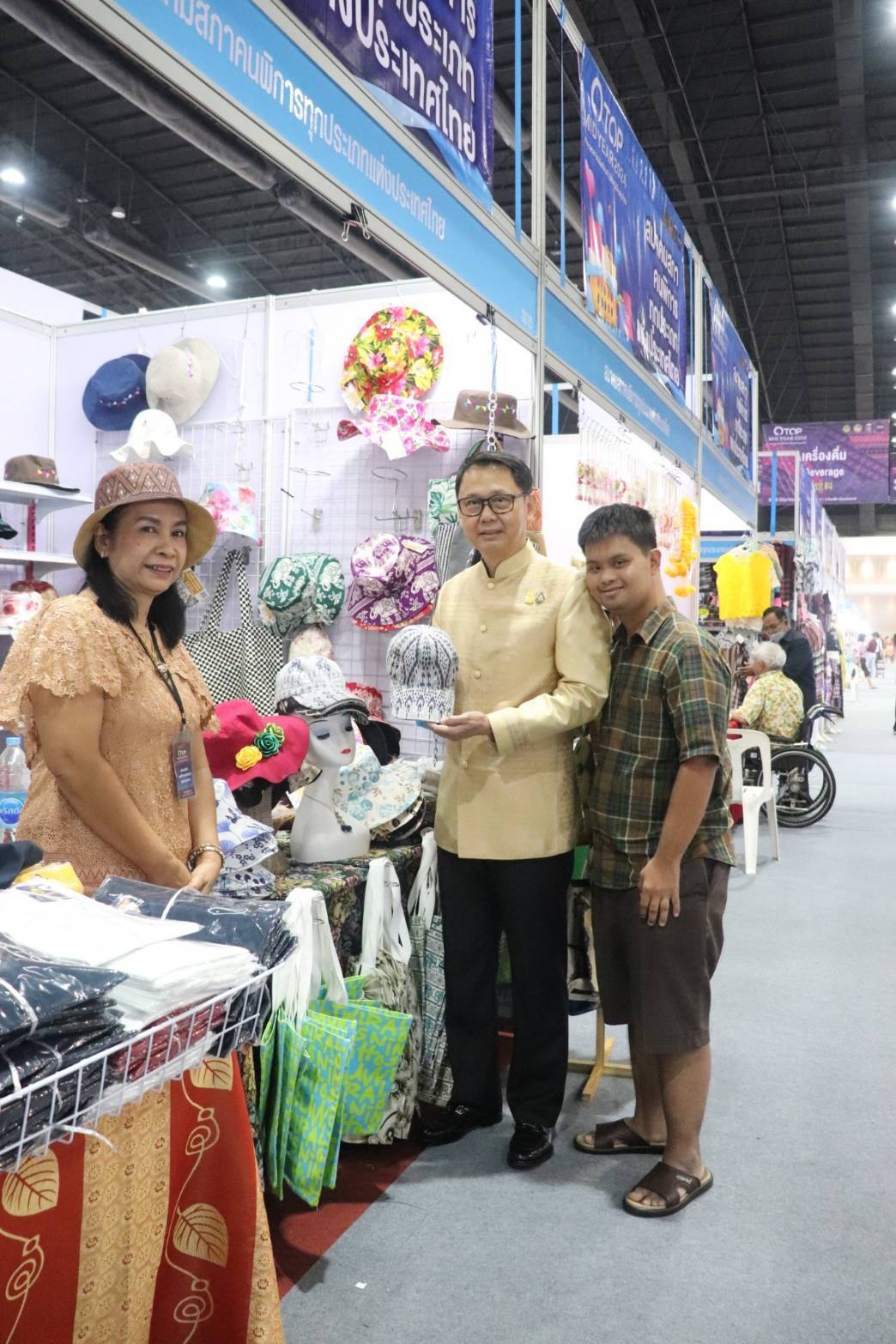 ผู้ว่าฯกาญจนบุรี ร่วมพิธีเปิด “OTOP Midyear 2024 หลากหลายผลิตภัณฑ์สีสันภูมิปัญญาไทย พร้อมนำสินค้า OTOP และผลิตภัณฑ์ในจังหวัดกาญจนบุรี ร่วมจำหน่าย 3 วัน กวาดรายได้กว่าล้านบาท