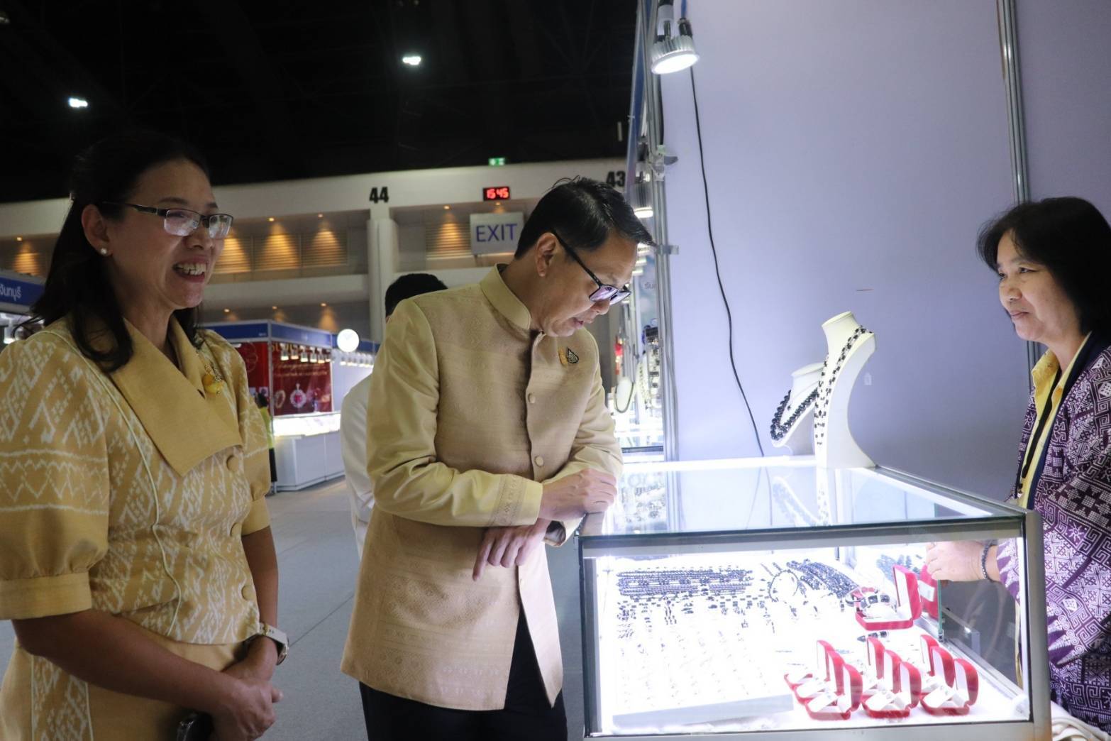 ผู้ว่าฯกาญจนบุรี ร่วมพิธีเปิด “OTOP Midyear 2024 หลากหลายผลิตภัณฑ์สีสันภูมิปัญญาไทย พร้อมนำสินค้า OTOP และผลิตภัณฑ์ในจังหวัดกาญจนบุรี ร่วมจำหน่าย 3 วัน กวาดรายได้กว่าล้านบาท