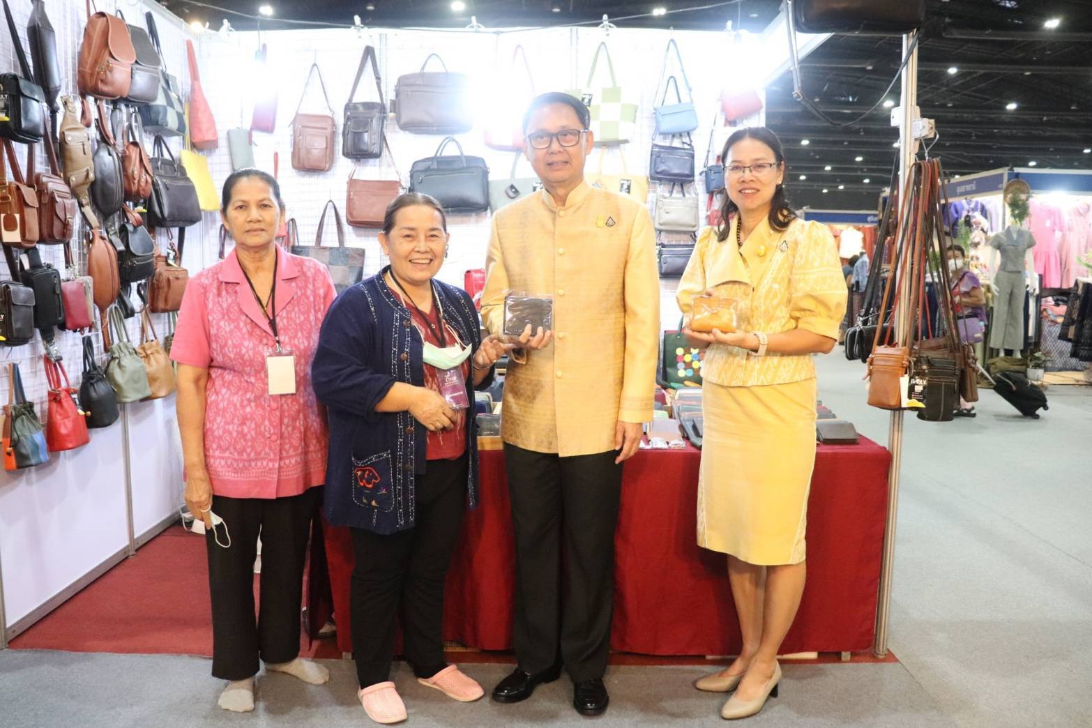 ผู้ว่าฯกาญจนบุรี ร่วมพิธีเปิด “OTOP Midyear 2024 หลากหลายผลิตภัณฑ์สีสันภูมิปัญญาไทย พร้อมนำสินค้า OTOP และผลิตภัณฑ์ในจังหวัดกาญจนบุรี ร่วมจำหน่าย 3 วัน กวาดรายได้กว่าล้านบาท