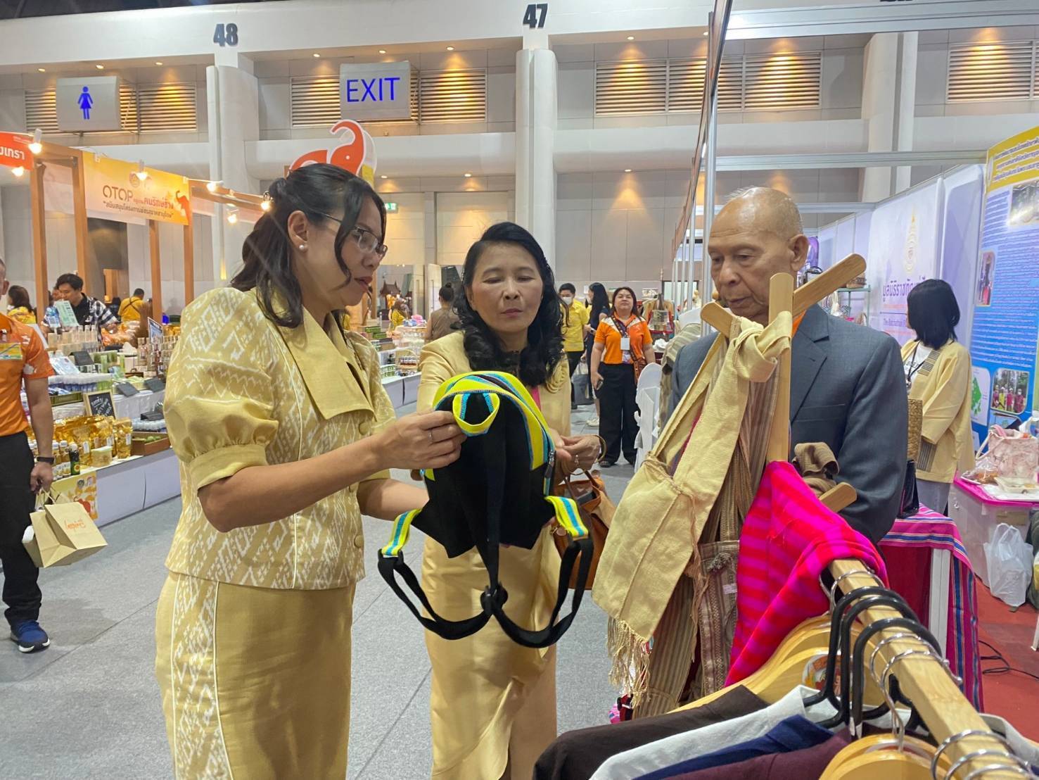 ผู้ว่าฯกาญจนบุรี ร่วมพิธีเปิด “OTOP Midyear 2024 หลากหลายผลิตภัณฑ์สีสันภูมิปัญญาไทย พร้อมนำสินค้า OTOP และผลิตภัณฑ์ในจังหวัดกาญจนบุรี ร่วมจำหน่าย 3 วัน กวาดรายได้กว่าล้านบาท